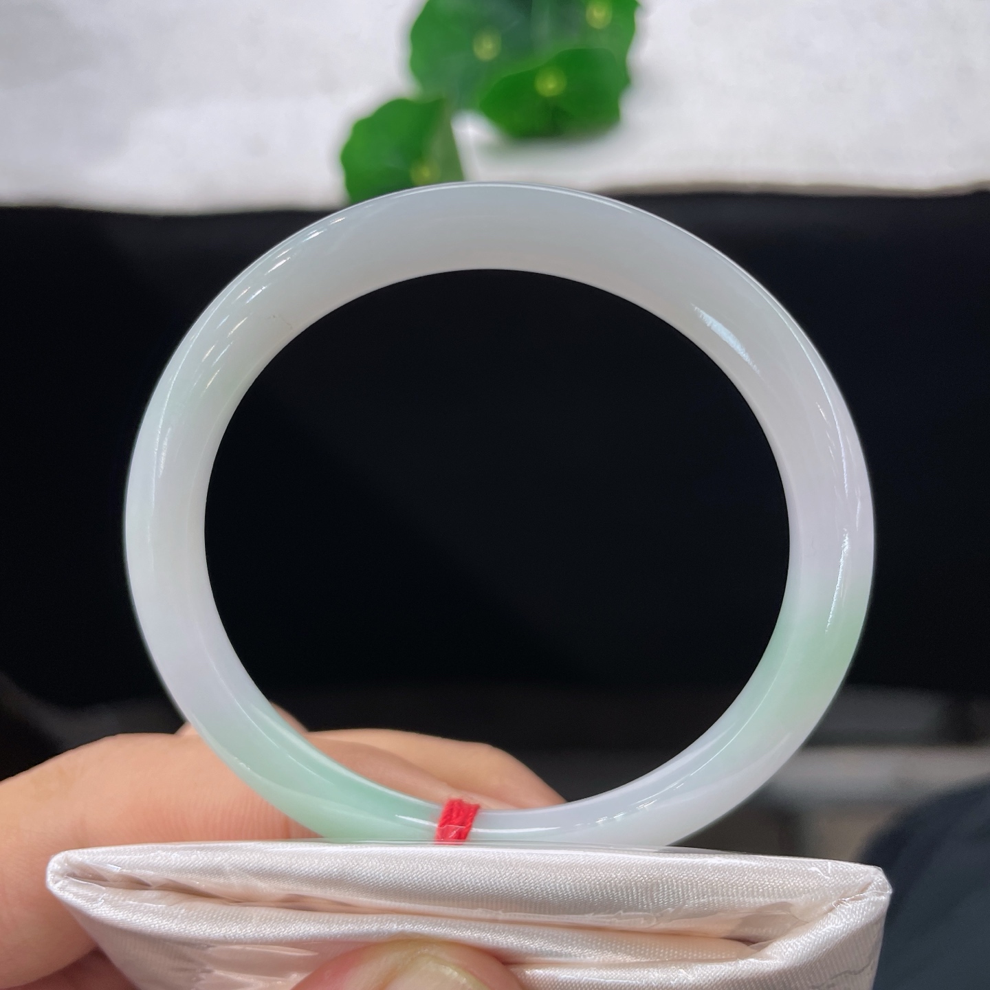 翡翠手镯 圈口54.2/5.3/6.7，白底飘绿叮铛手镯，清柔白糯底，晕开一抹浅浅翠意，细碎裂