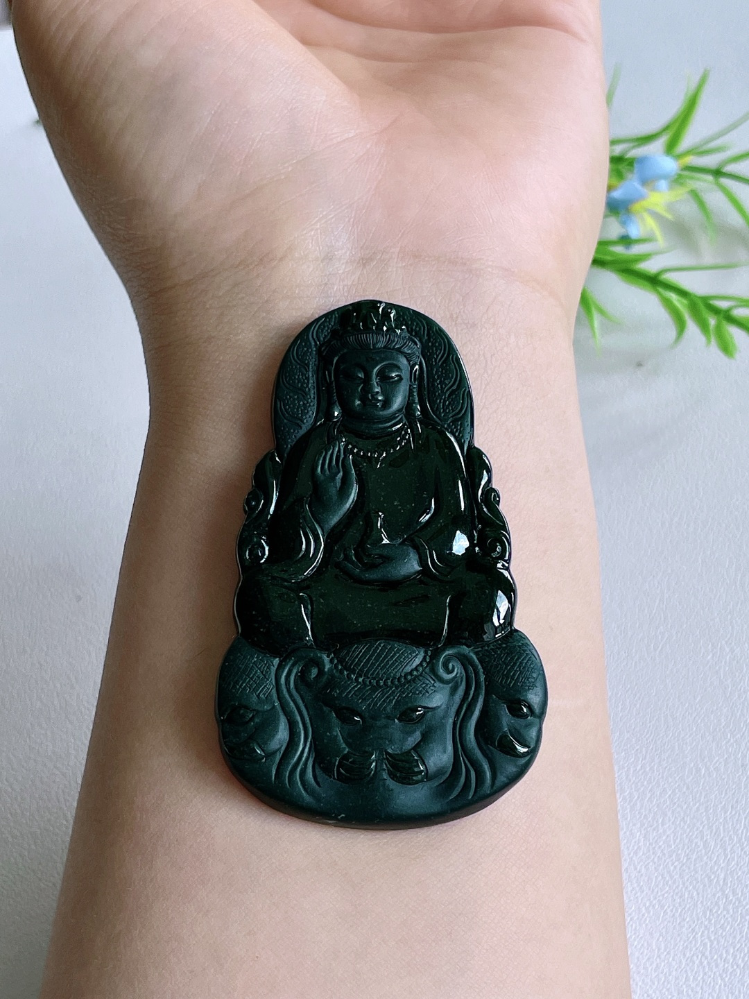 墨翠普贤菩萨牌吊坠, 性比高