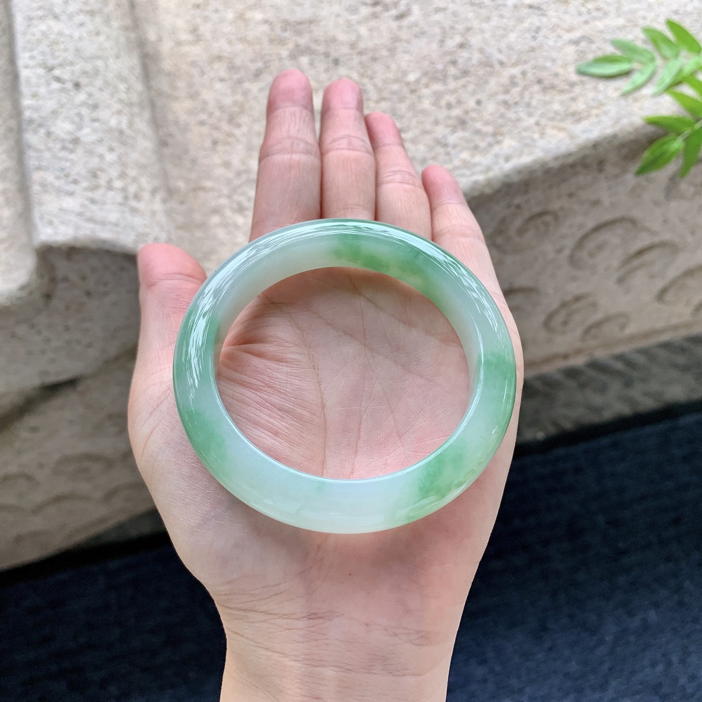 正圈54 55，圈口55/11.8/9，编码WW083119，描述细糯飘绿，水润，种老，细腻，打灯有絮线