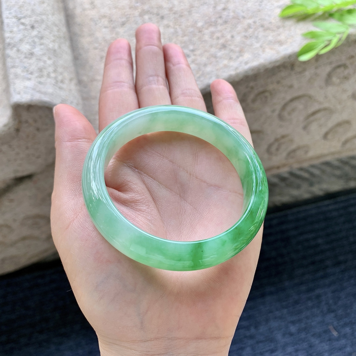 圆条54 55，圈口55.6/12/7.7，编码W6083018，糯冰飘辣绿，水润，种老，细腻，无裂