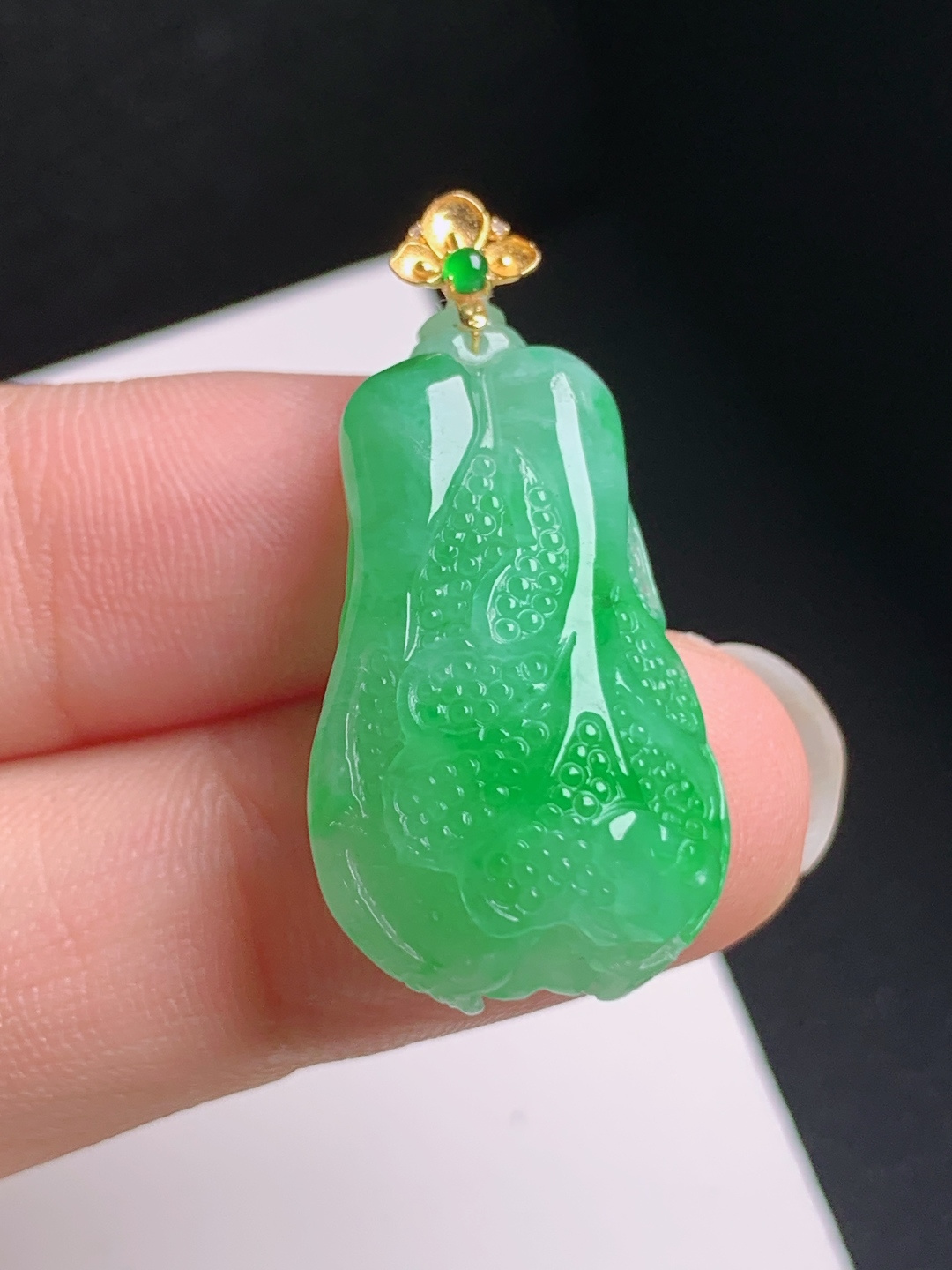 冰飘绿白菜吊坠，色泽鲜亮，精工细琢，百财聚来