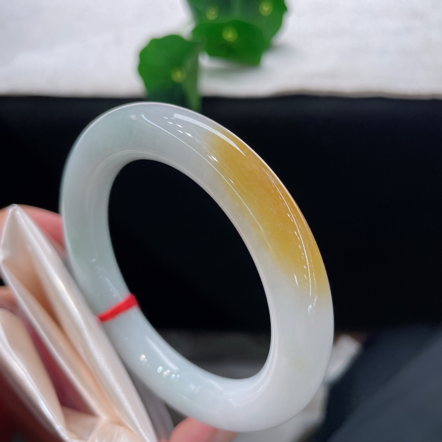 翡翠手镯，圈口54.3/10.9，黄翡胖圆条，54/55可戴，一抹蜜糖黄翡，腕间落日余晖，无裂。