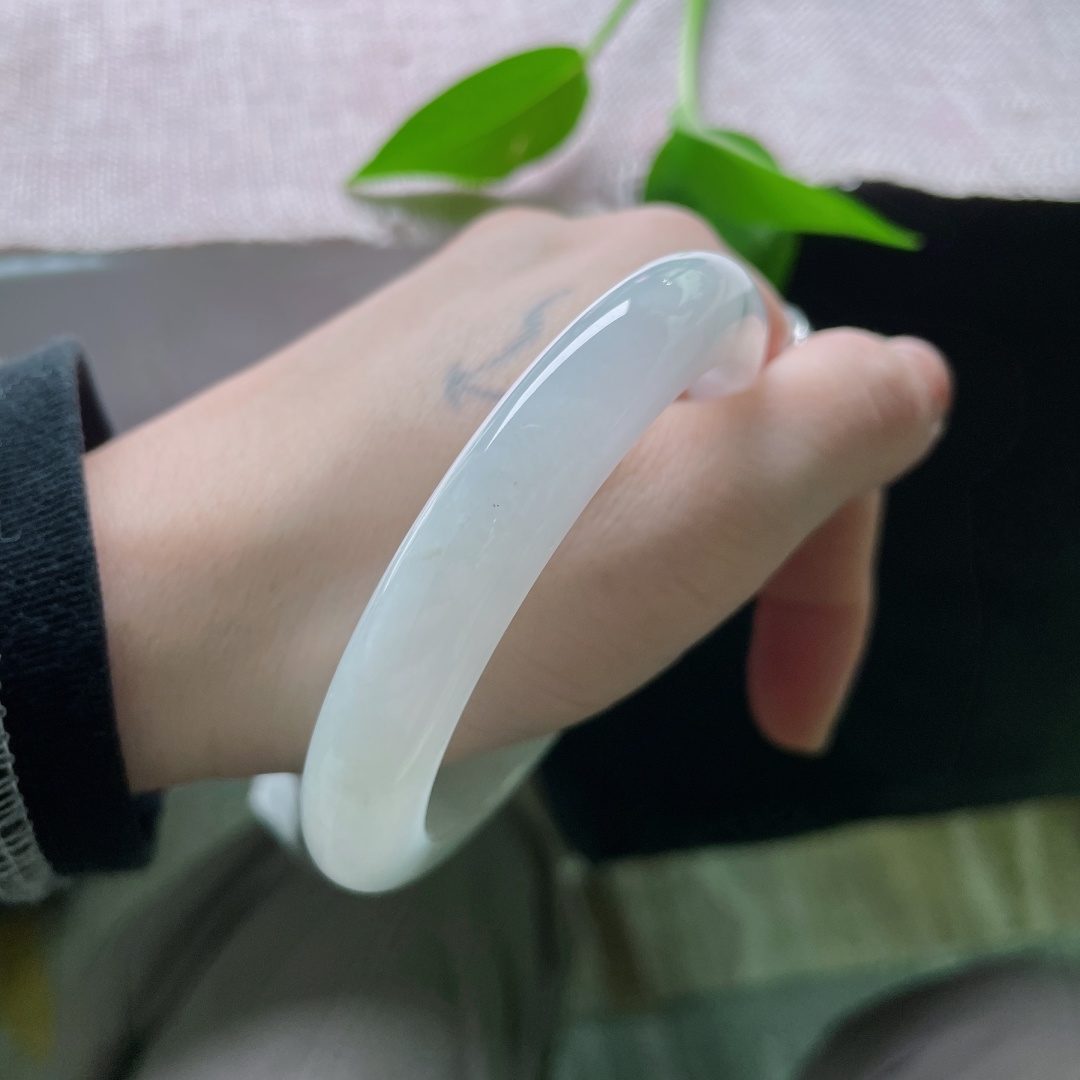 57.8/10.3/8.6，白月光正圈，干净清润，质地细腻，是东方雅致的最佳注脚。棉，ss55452a