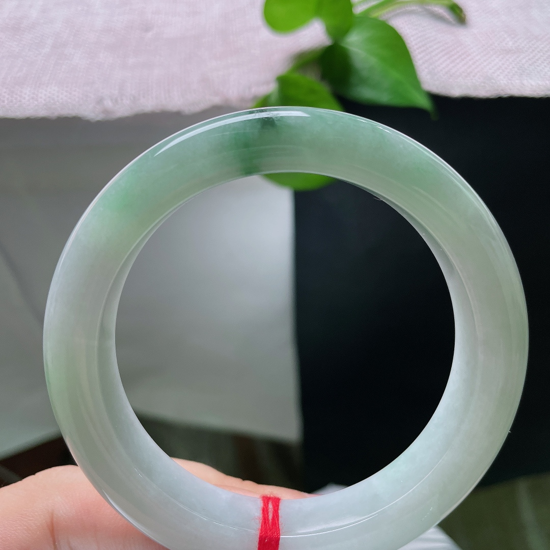 飘花正圈，有纹，玉质温润细腻，一侧凝聚浓郁深绿飘花，浓绿与白底相互映衬，复古韵味十足。ss55799