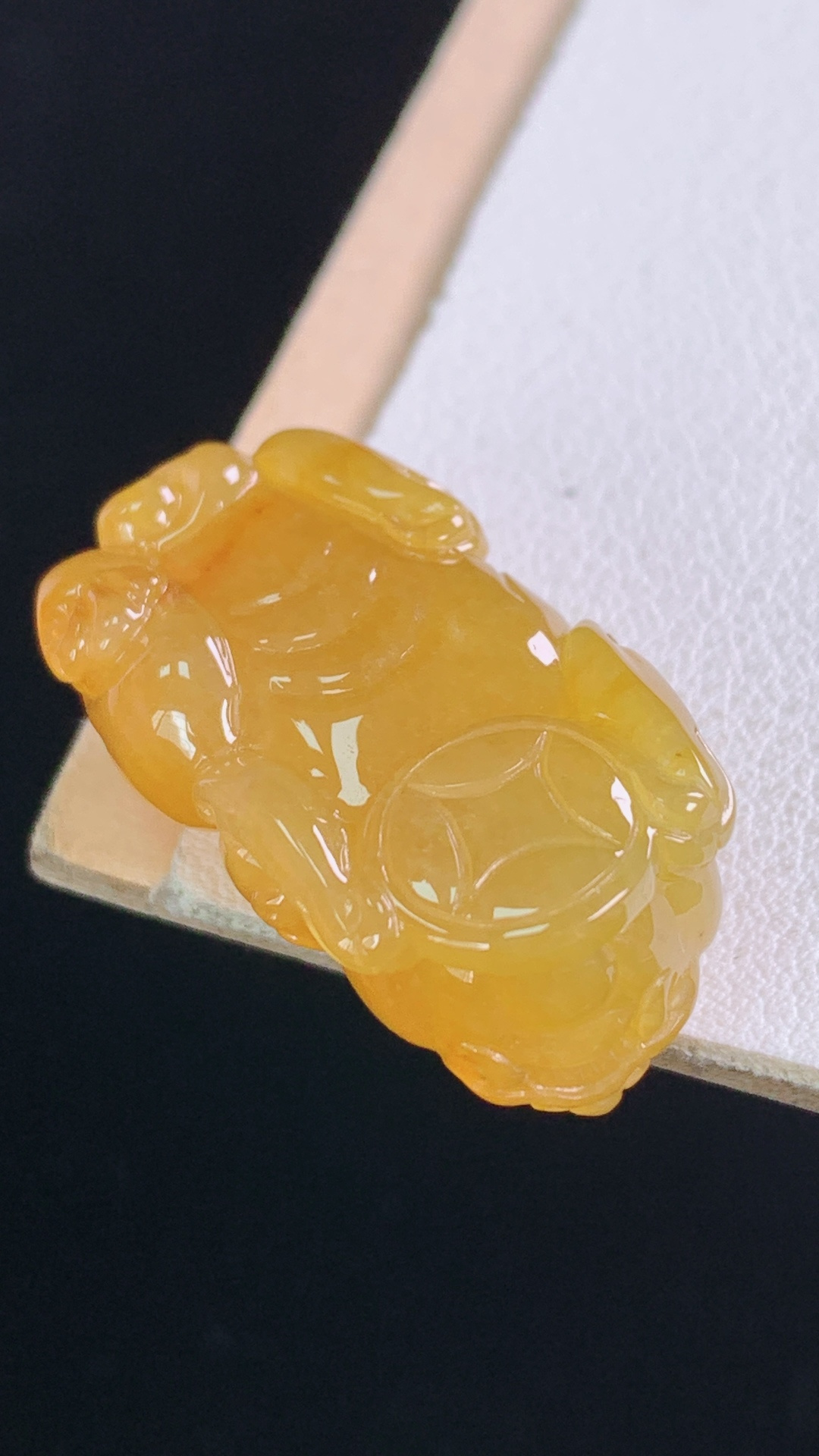 黄翡貔貅，天然黄翡，种老起胶，霸气，无裂，尺寸:28.2-15.5-11.4mm
