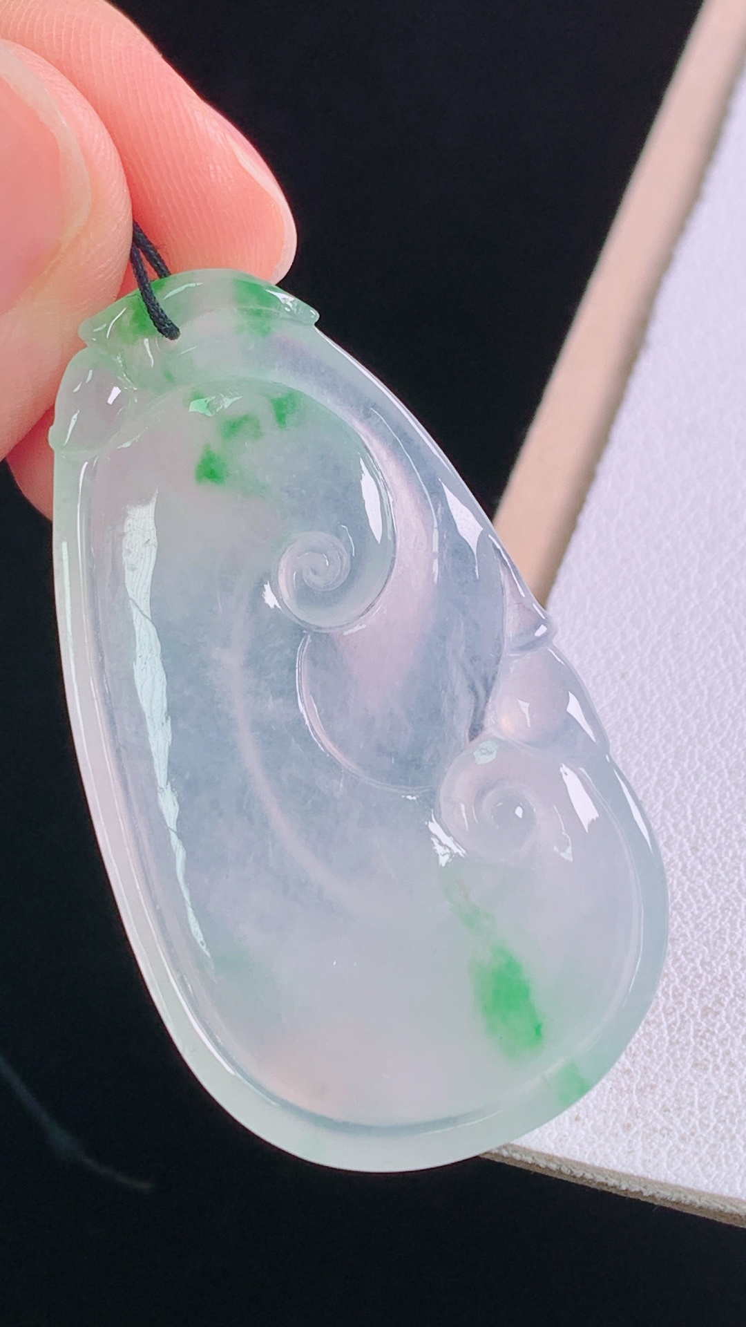 冰飘绿如意,翠色灵动，清透起光，无裂,尺寸:46.2-26.1-4.8mm 25
