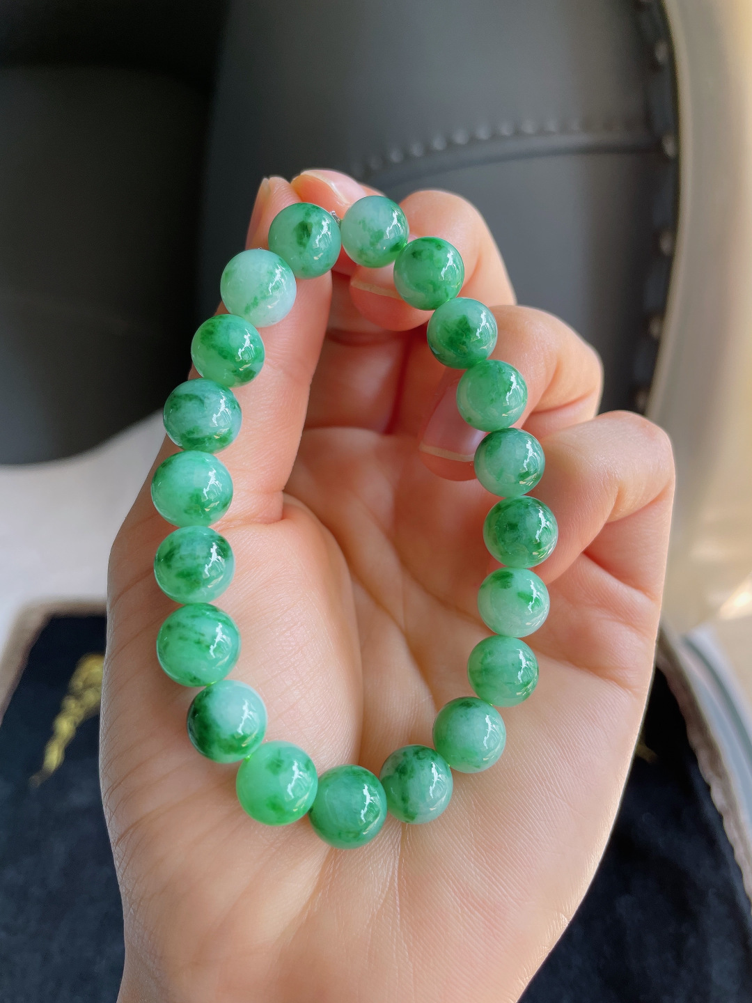 ️，缅甸天然翡翠A货，飘绿手串，尺寸：9.5mm。【编3709】