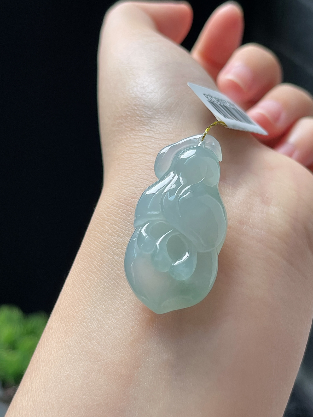 翡翠冰糯种淡绿色吊坠