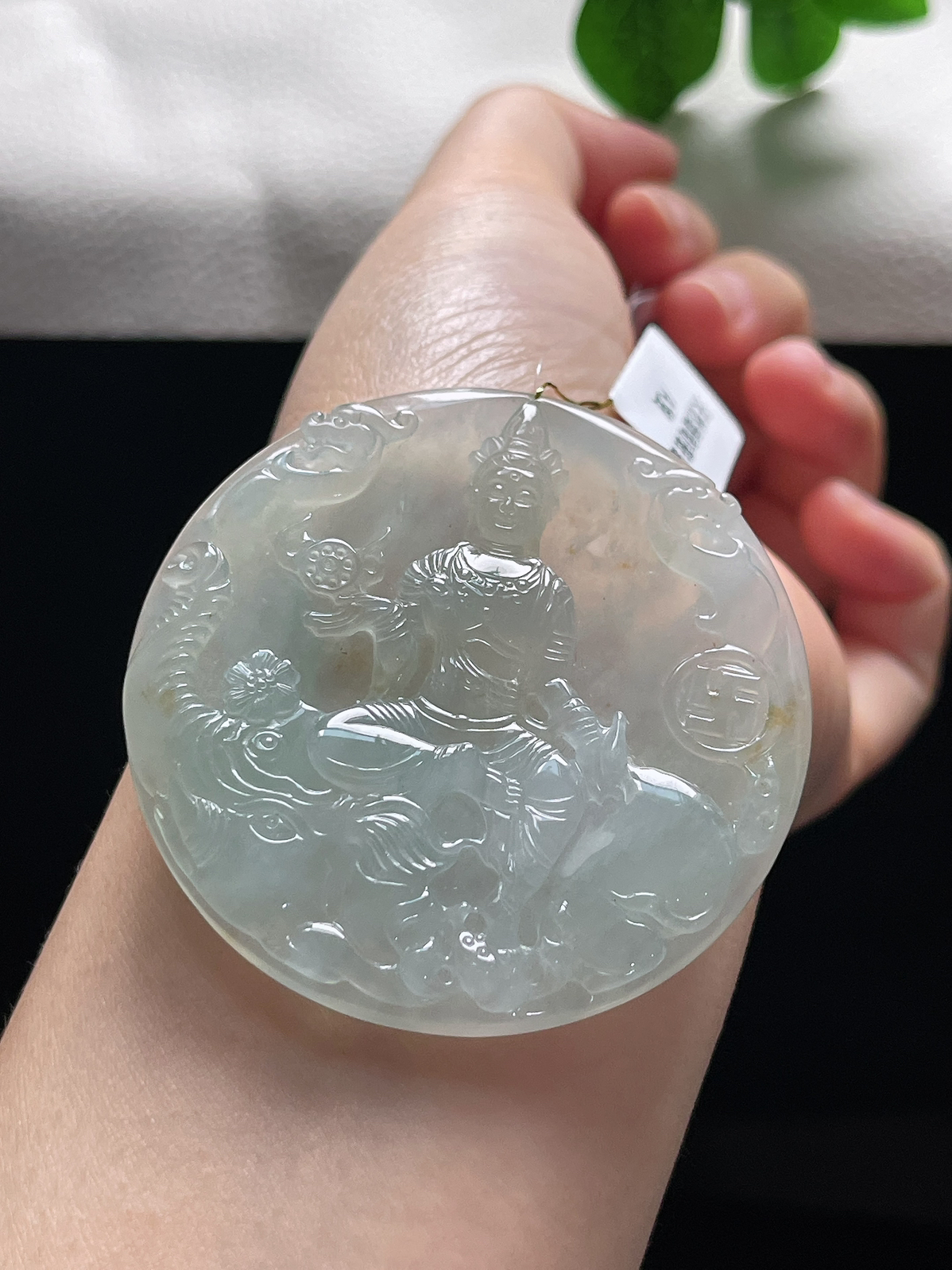 翡翠冰糯种淡绿色吊坠