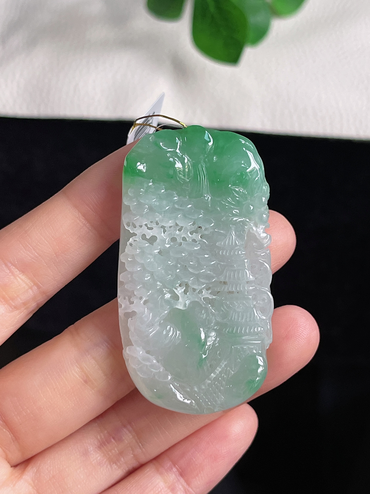 翡翠冰糯种飘绿山水牌