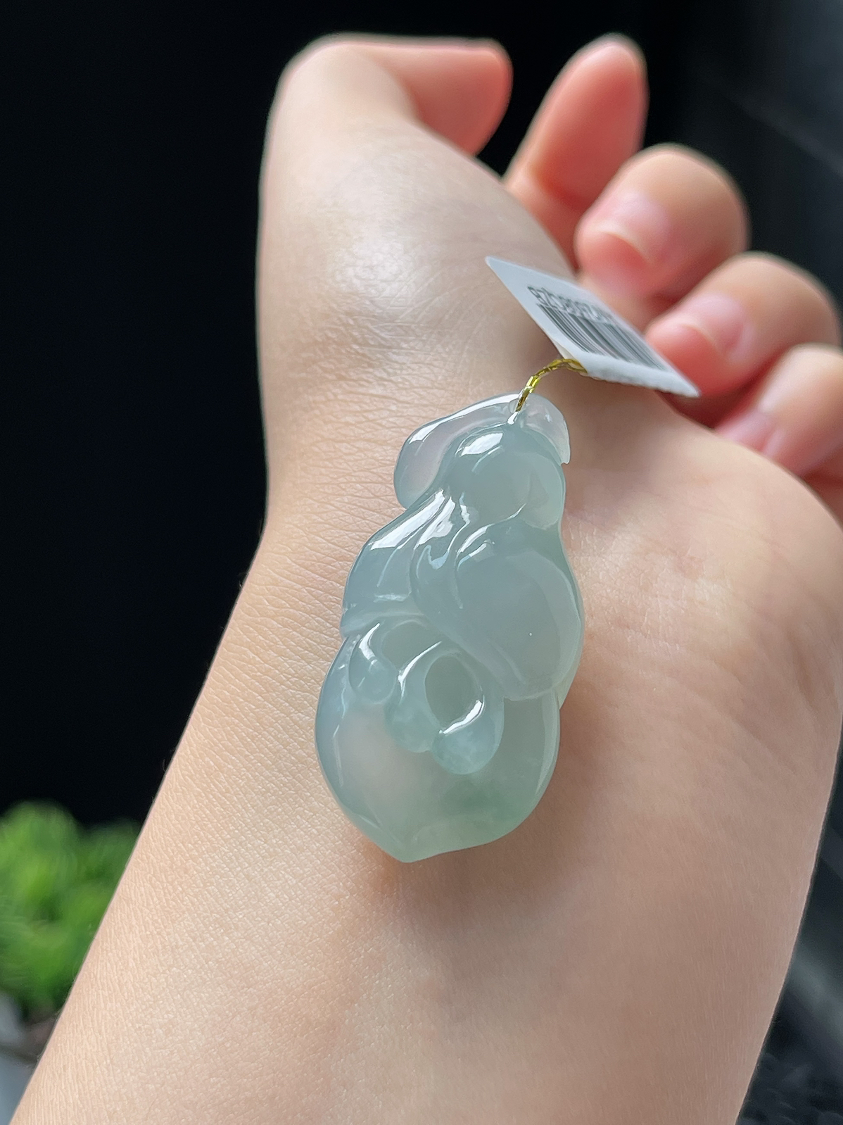 翡翠冰糯种淡绿色吊坠