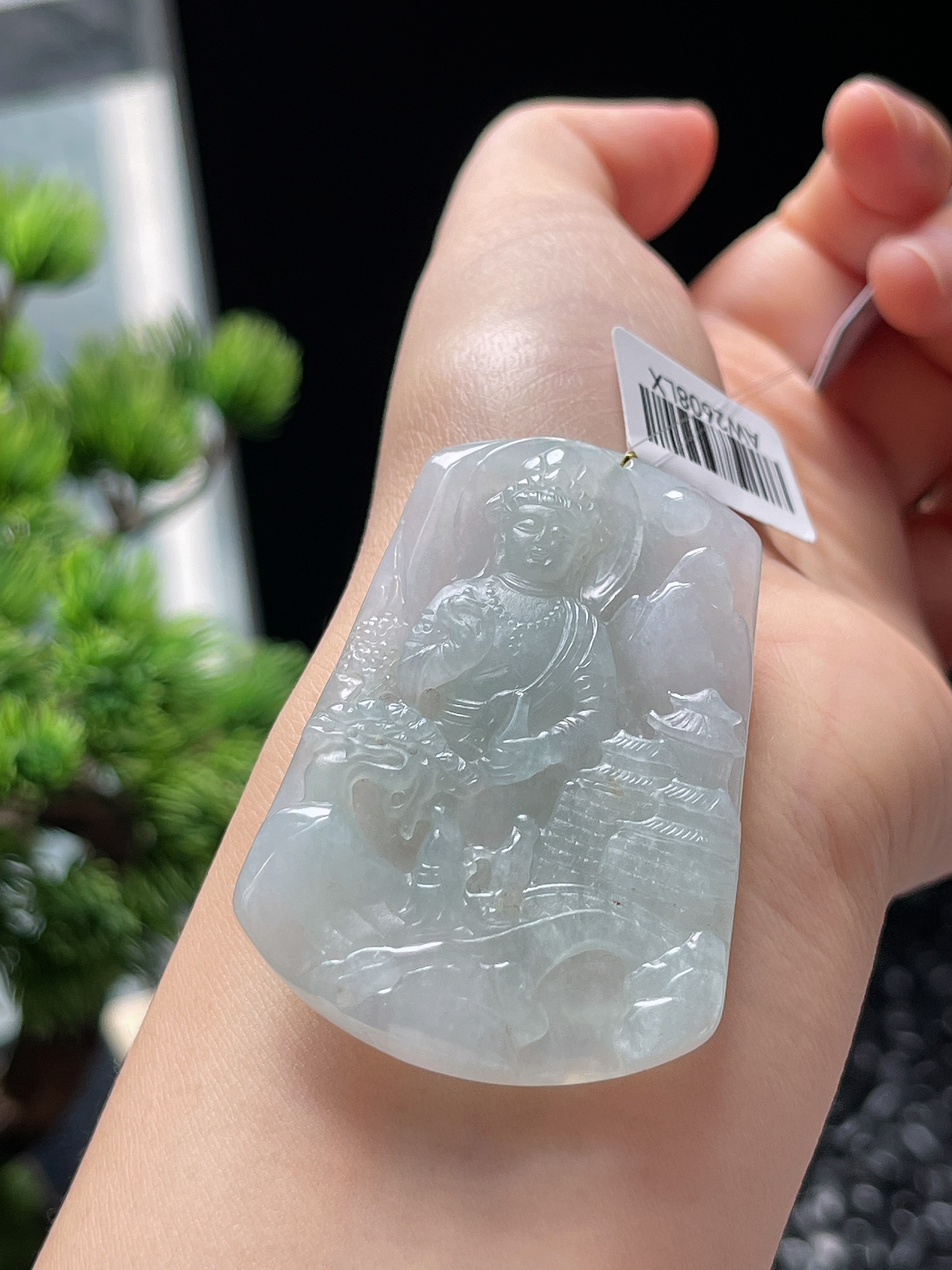 翡翠冰糯种淡绿色吊坠