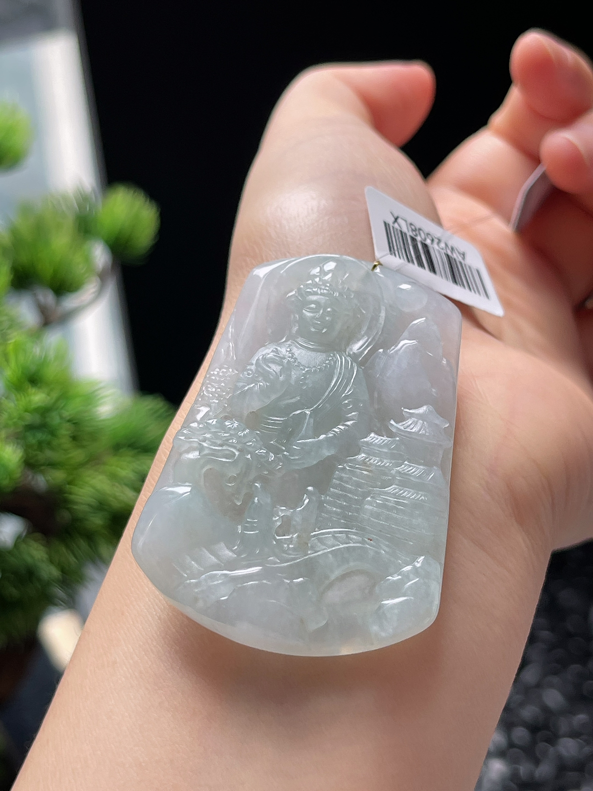 翡翠冰糯种淡绿色吊坠