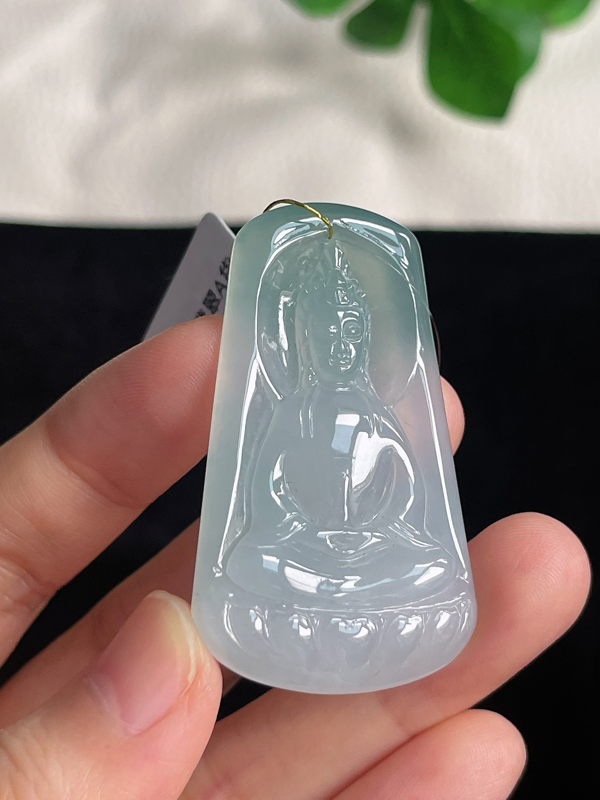 翡翠冰糯种飘绿观音挂件