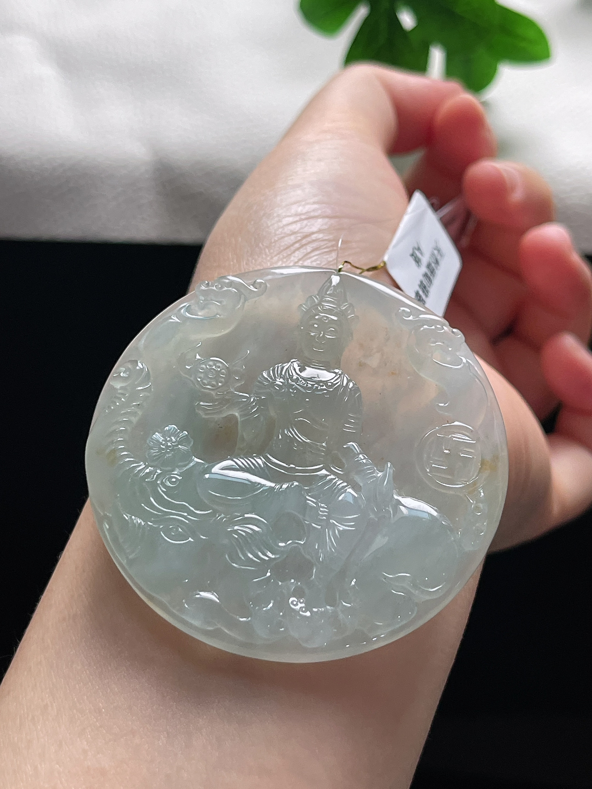 翡翠冰糯种淡绿色吊坠