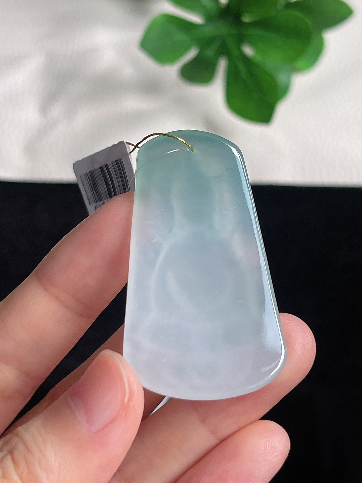 翡翠冰糯种飘绿观音挂件