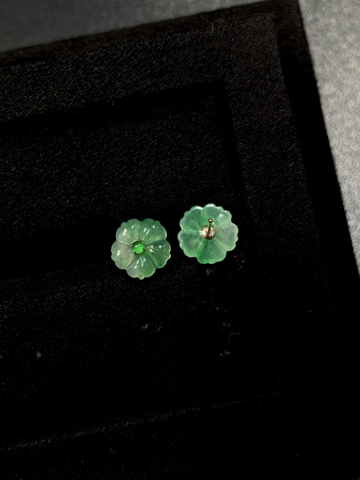 冰飘花花朵耳钉｜18K金
翠色飘花凝于玉，花开耳畔