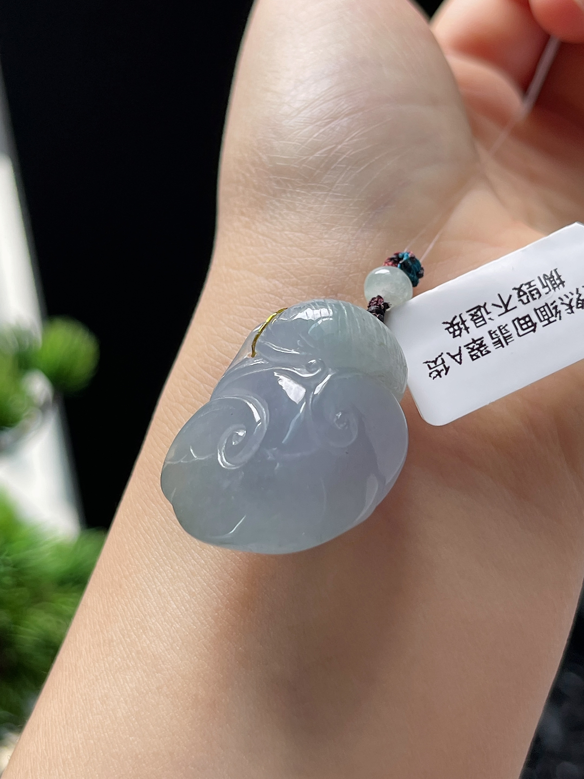 翡翠糯化种淡紫色海螺挂件，配珠未测