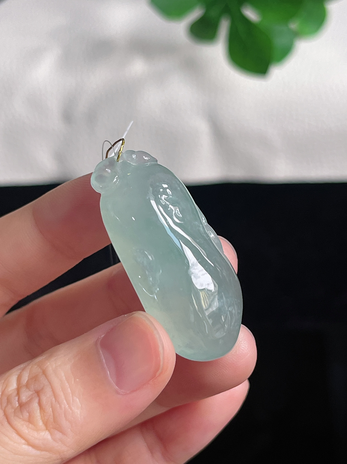 翡翠冰糯种淡绿色福瓜