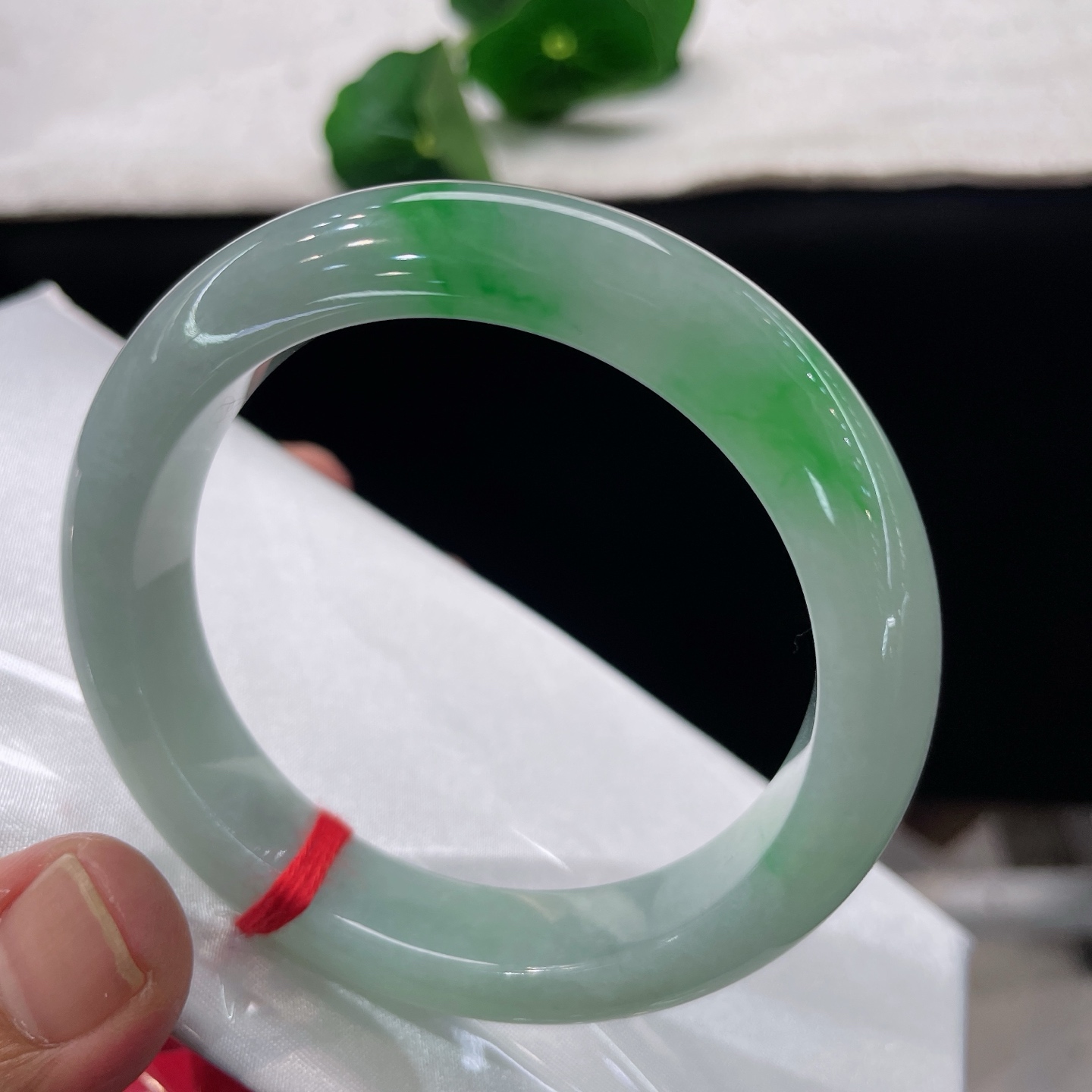 翡翠手镯 圈口55.5/11.8/9.0，白底青正圈，55/56可戴，凝一抹鲜活阳绿，清润如水，腕间一抹生机，无裂