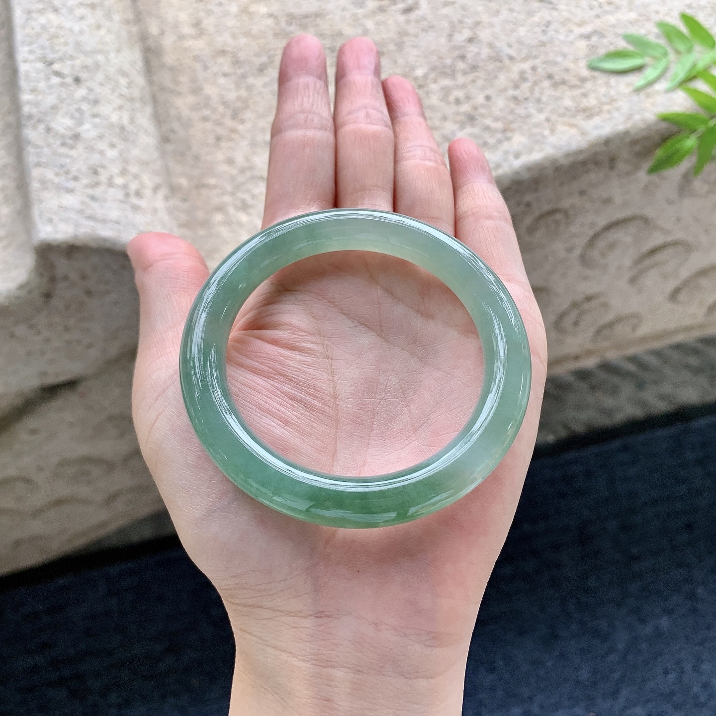 圆条52 53，圈口53.3/9.4/9.4，编码G6083103，糯冰飘油绿，水润，种老，细腻，无裂。