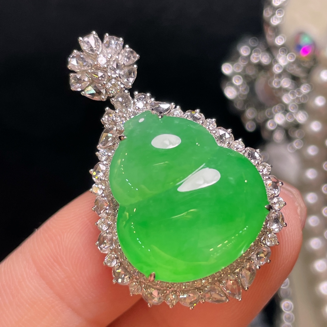 翡翠A货 葫芦吊坠，阳绿满色，料子冰润细腻，种老起光，18k金镶真钻，上身佩戴效果很好36-23.1-13.5裸石19.5-17.6-4.8