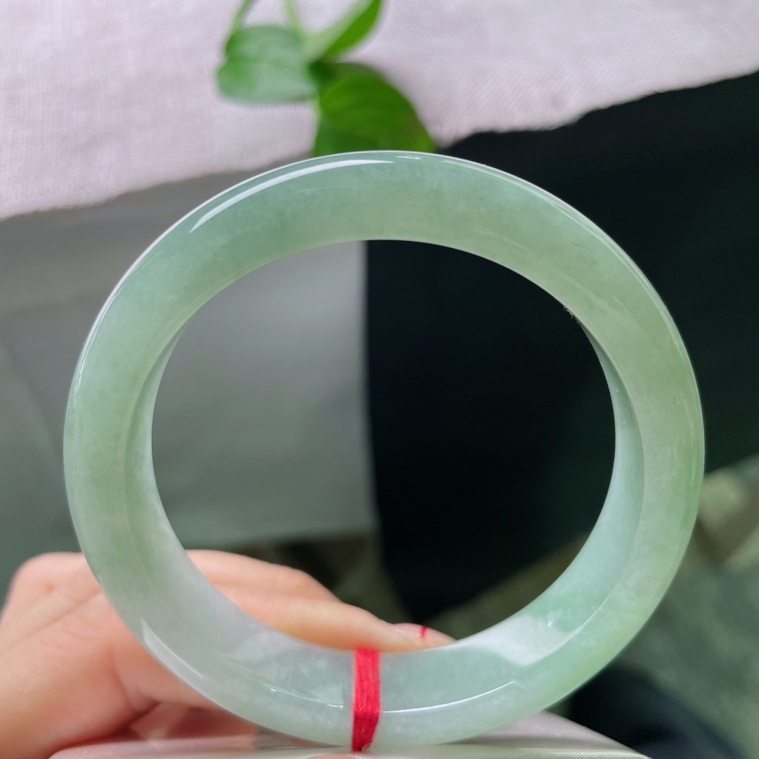 晴水正圈，无裂，玉质冰润通透，上手自带沁心凉意，尽显夏日凉爽质感。ss57418a