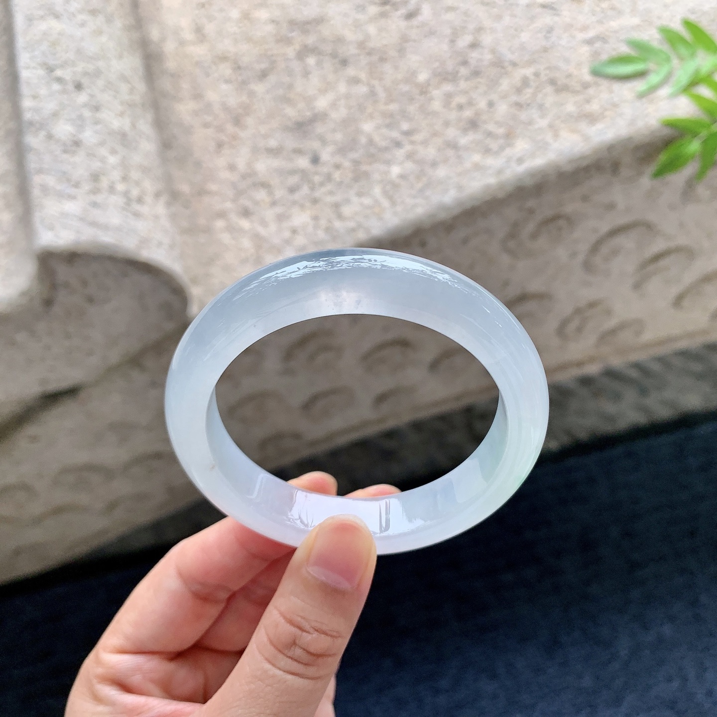 正圈53 54，圈口54.5/12.5/8.1，编码B2083120，冰糯飘绿，水润，种老，细腻，打灯有纹线。