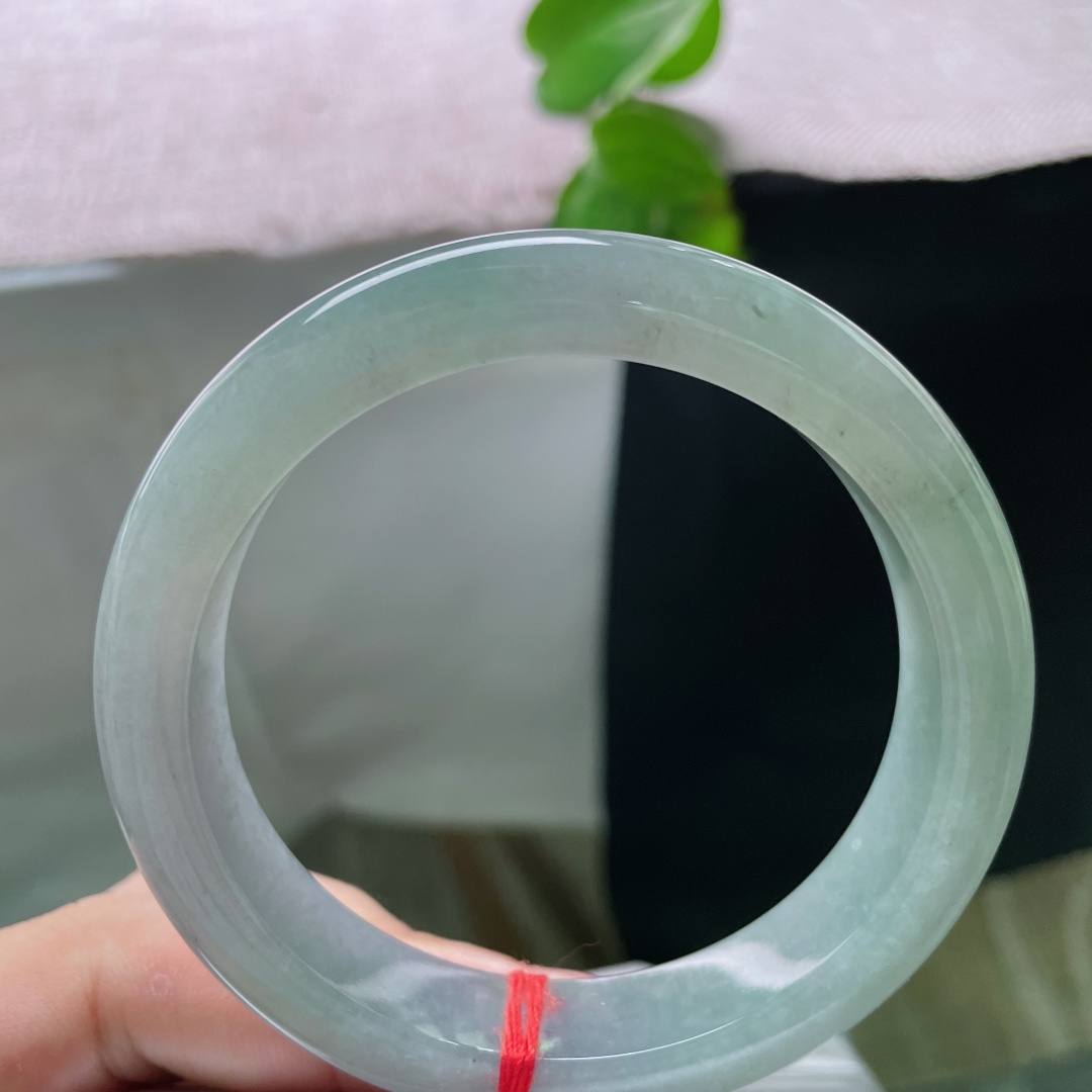 57/12.5/8.8，油青正圈，无裂，清润浅冰翠色素雅干净，大方耐看，休闲穿搭皆简约百搭。ss52120a