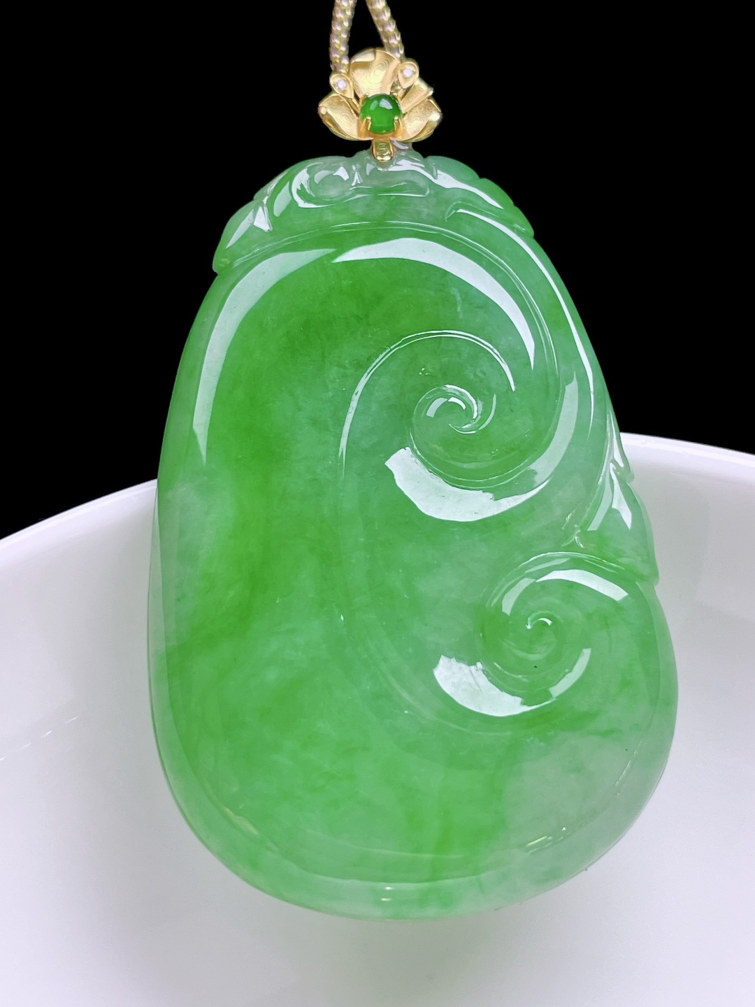 冰阳绿如意,色泽浓郁，种老水润，18k金镶嵌,整体：51,裸石：44.6/30.3/5.6