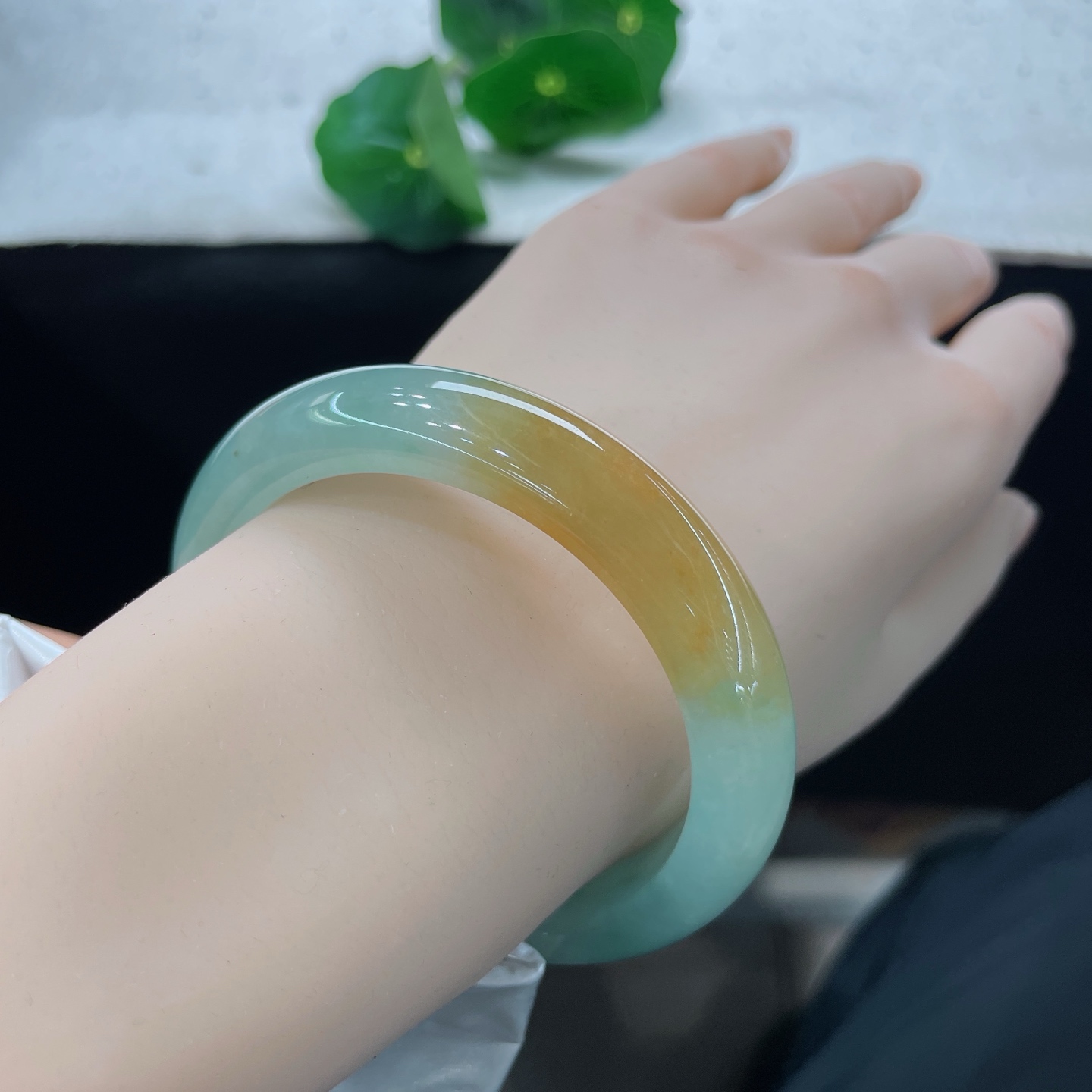 【翡翠手镯】圈口55.8/12.2/8.2，冰黄翡正圈，55/56可戴，仿若落日熔金，质地澄澈温润。浅青底色之上晕染一抹暖黄。无裂。