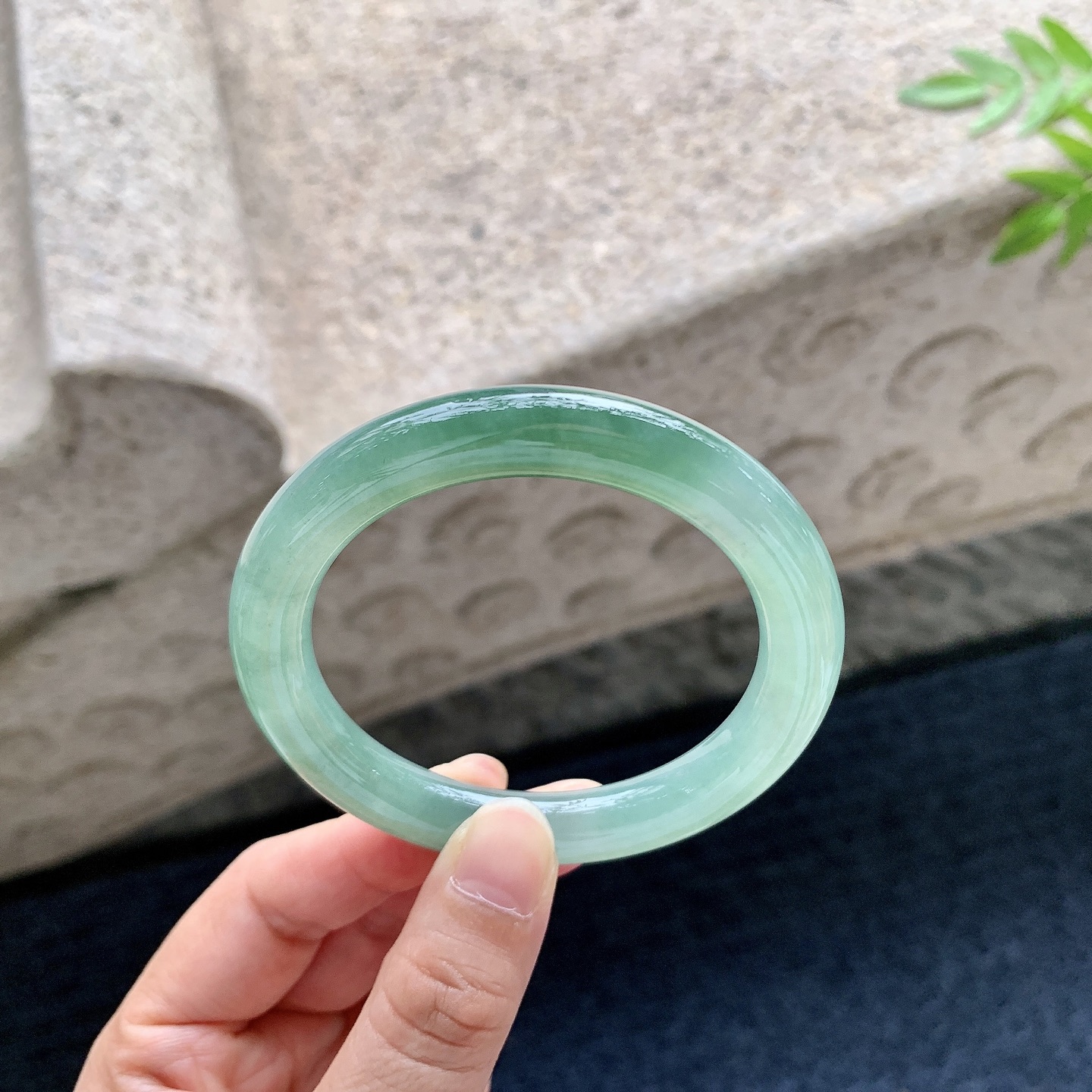 圆条52 53，圈口53.3/9.4/9.4，编码G6083103，糯冰飘油绿，水润，种老，细腻，无裂。