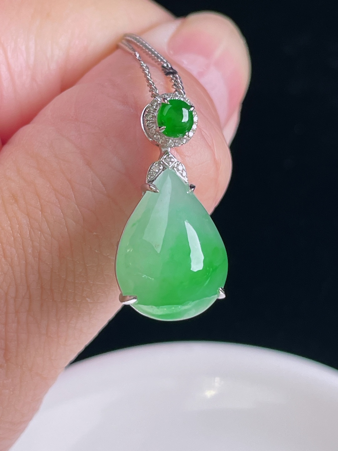 阳绿水滴，18k镶嵌，老种起光，细底通透，尺寸：24.4/12.7/8.3mm0829