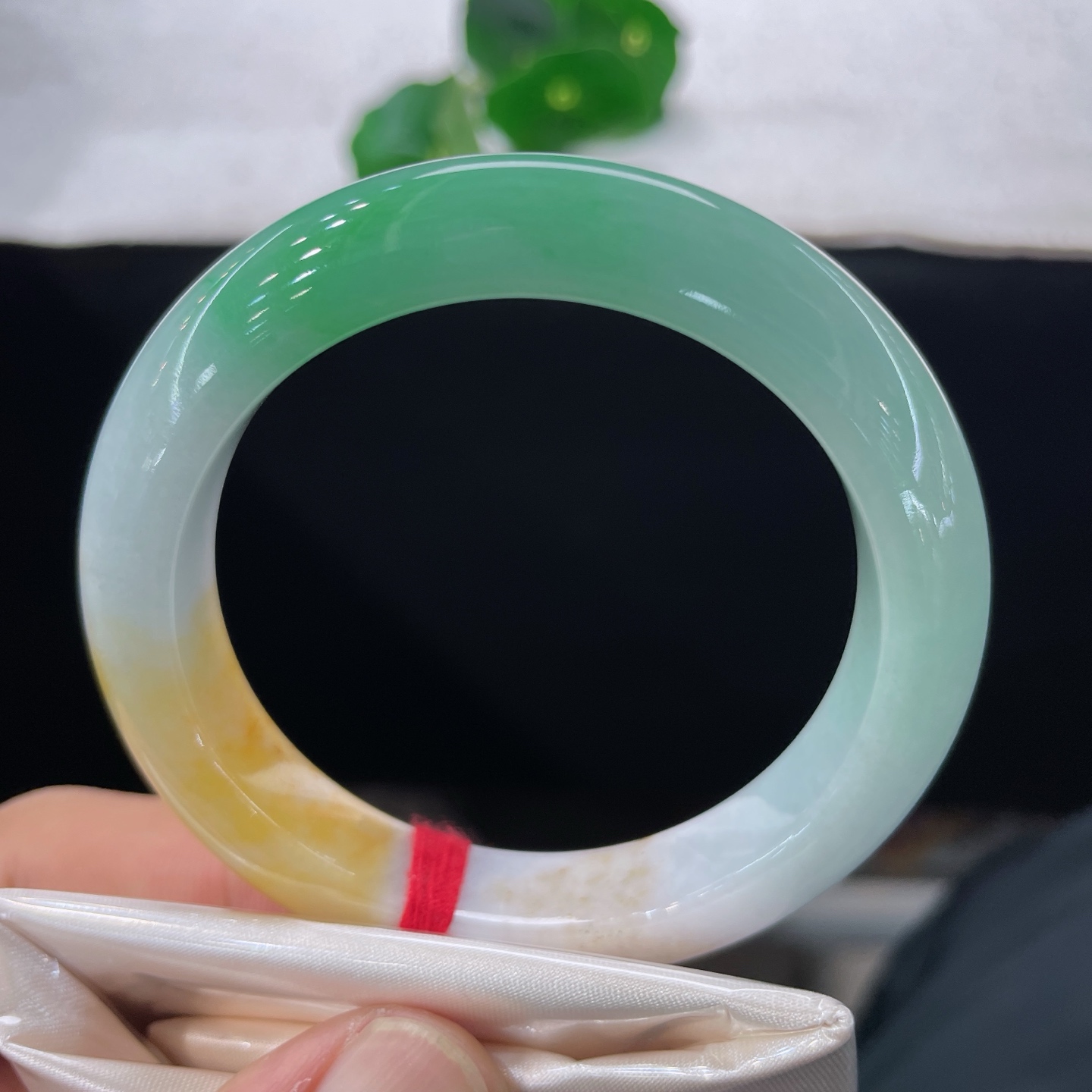 【翡翠手镯】圈口54.7/11.8/9.5，黄加绿正圈，54/55可戴，仿若三色成诗，色彩层次灵动鲜活，质地细腻。无裂。