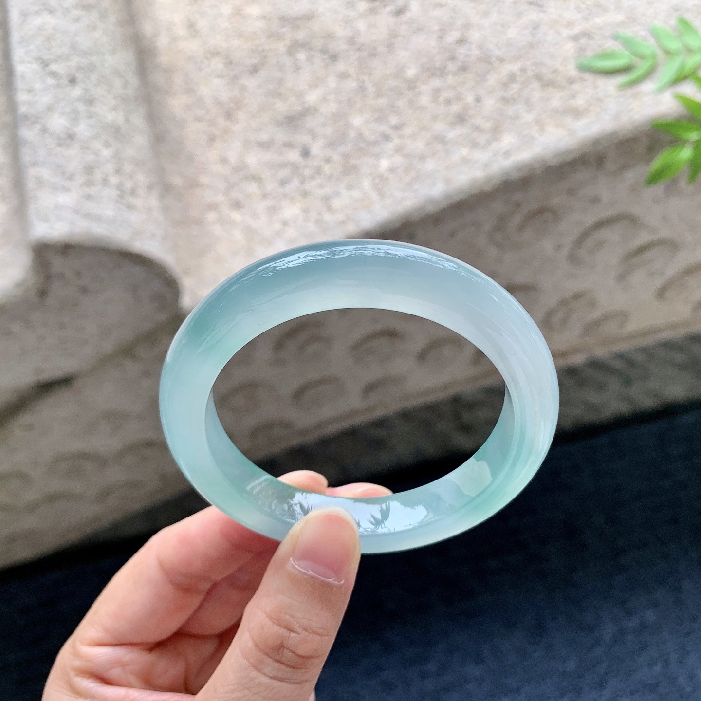 正圈53 54，圈口53.8/10.2/8.8，编码B2083165，描述冰天空蓝，清透，水润，种老，打灯有絮线