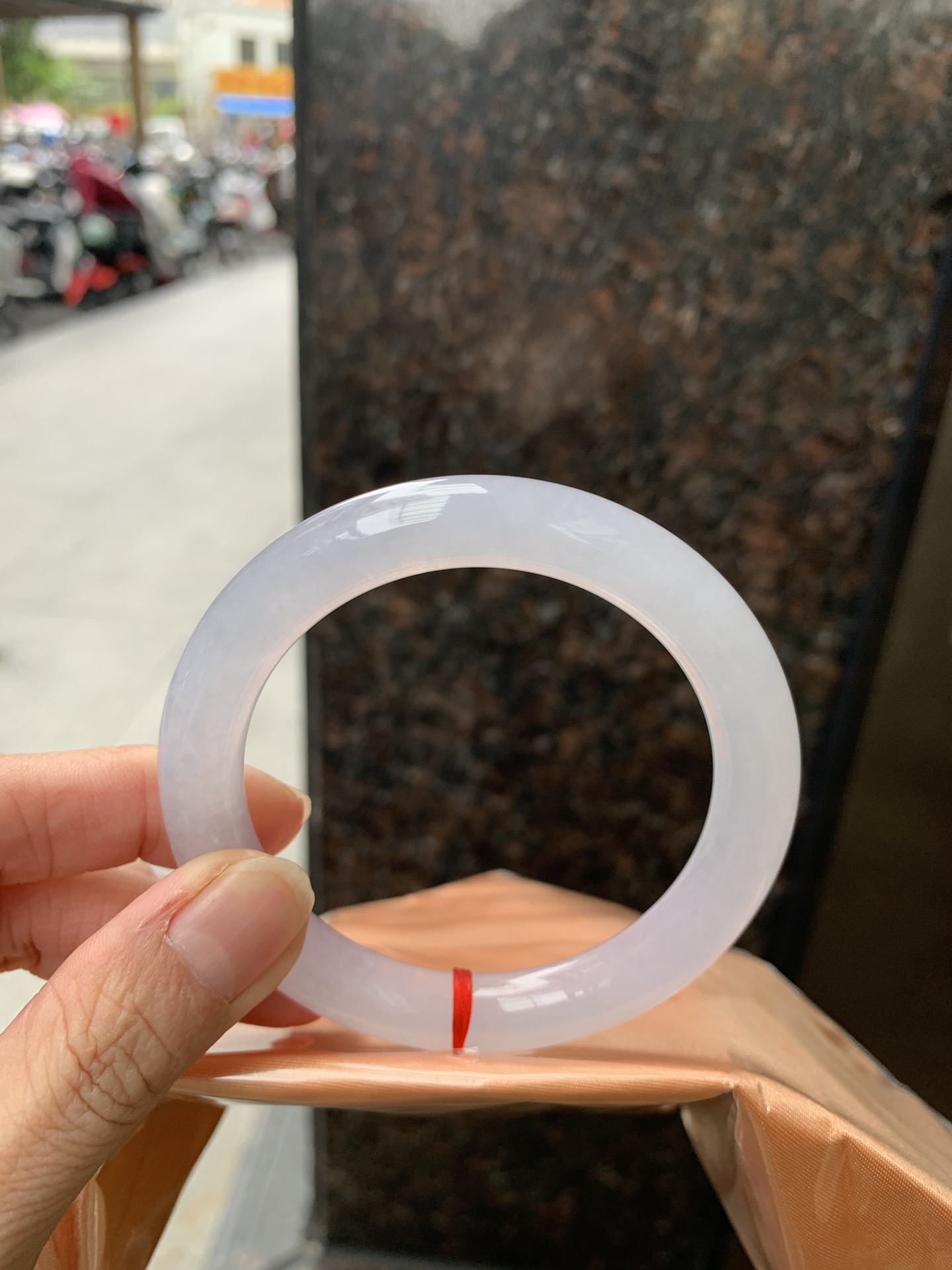 冰粉圆条,打灯棉线，底妆冰润细腻，整圈种水一致，淡淡梦幻粉色调，让浪漫有了具象化，酥粉盈韧，温柔美人