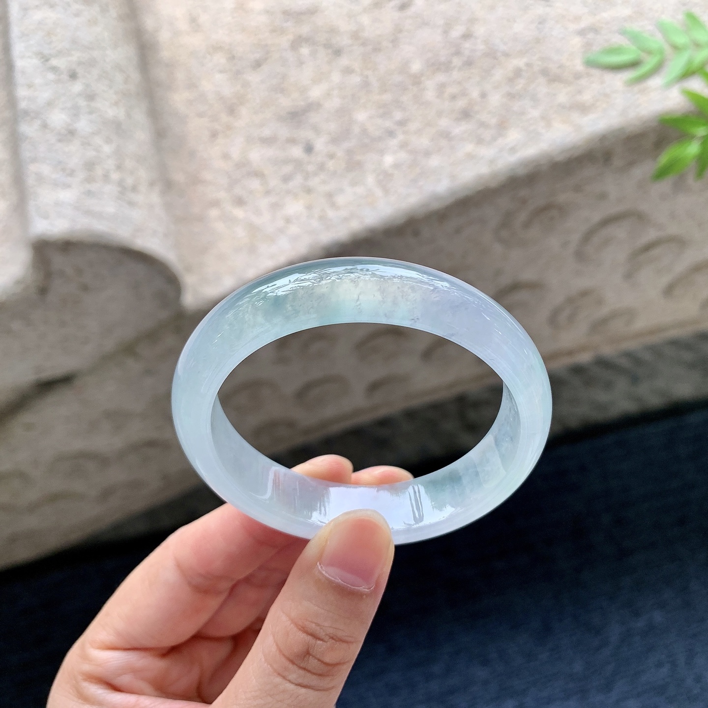 贵妃51 52，圈口52.5/44.3/13/7，编码N2083114，描述冰糯飘绿，水润，种老，细腻，打灯有絮线