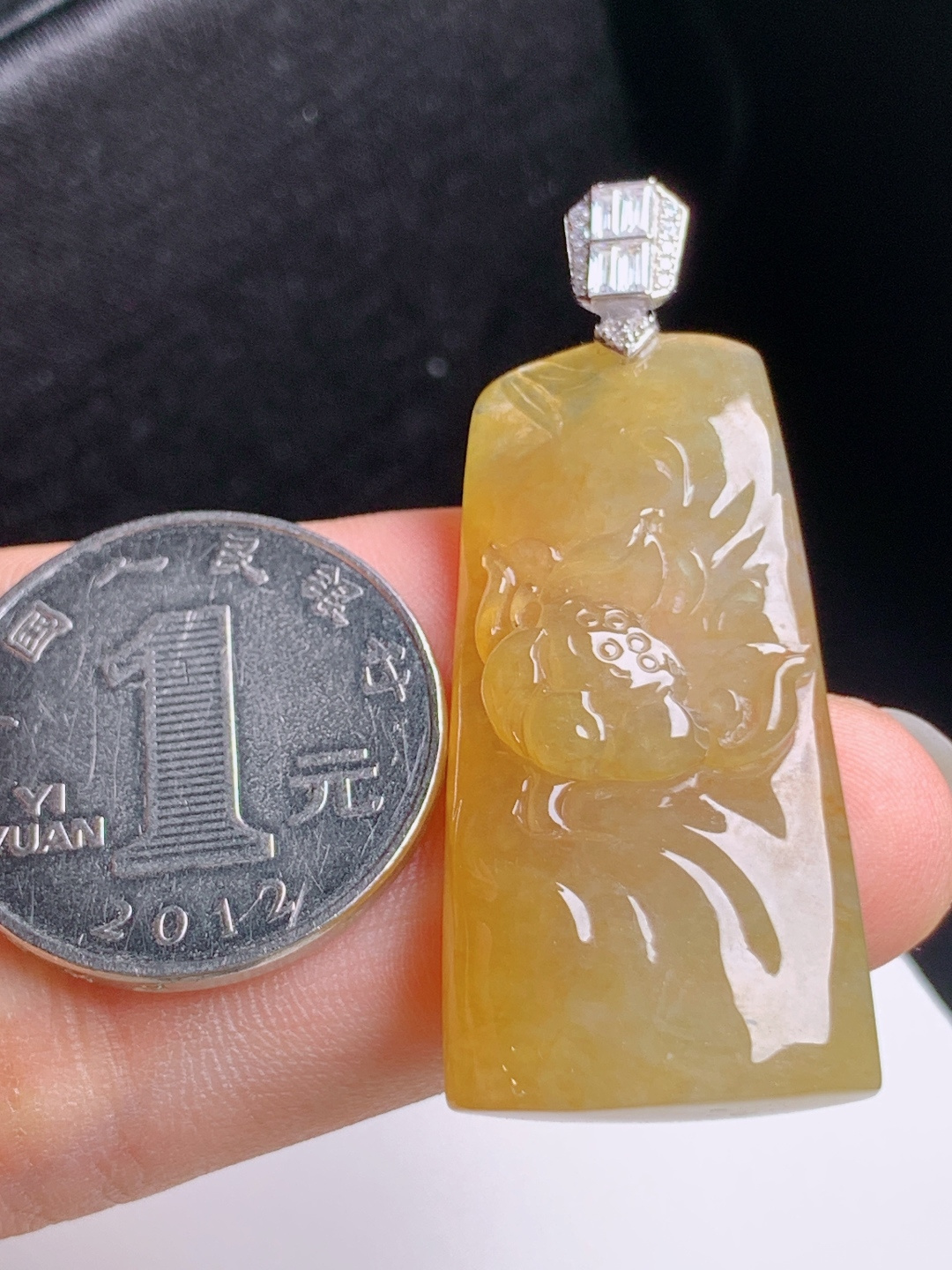 黄翡荷花牌吊坠，色泽温润，玉质细腻，雕工精致，和和美美