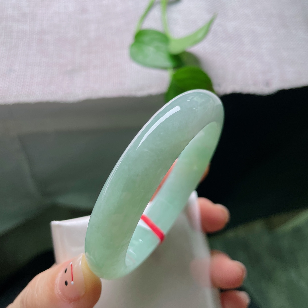 晴水正圈，无裂，玉质冰润通透，上手自带沁心凉意，尽显夏日凉爽质感。ss57418a