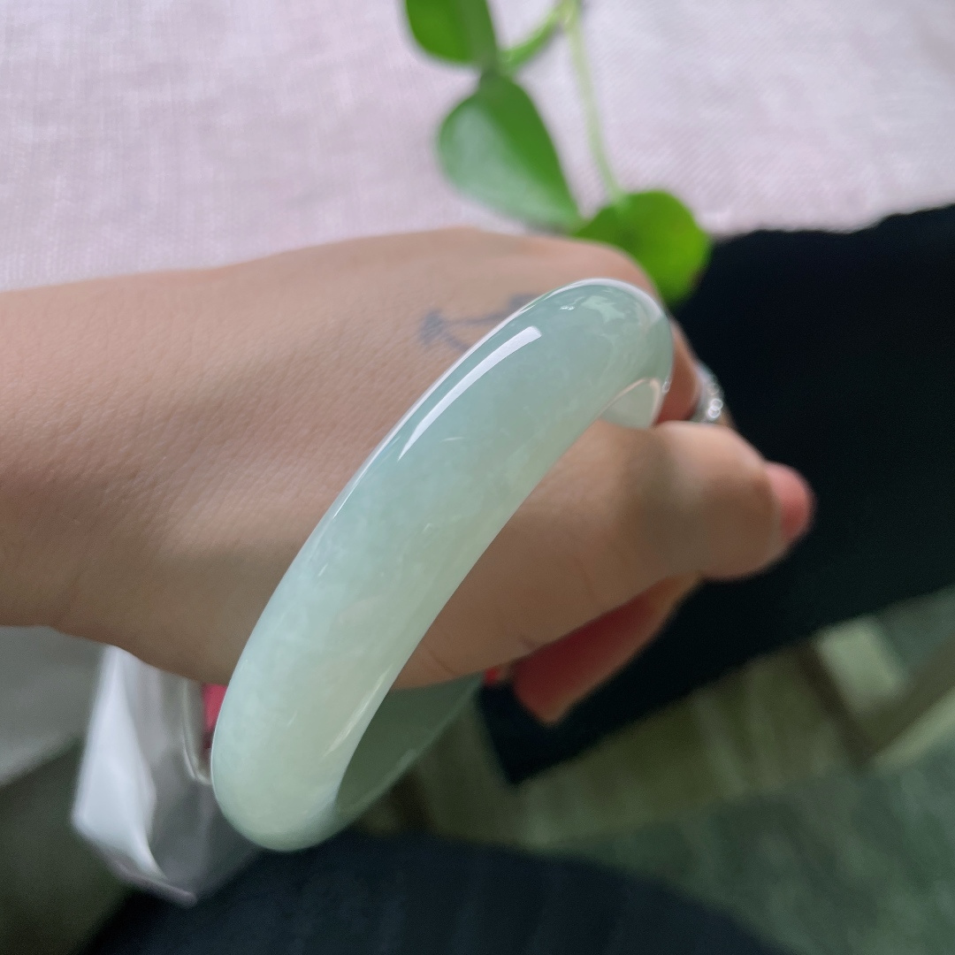 绿底正圈，一点皮纹，满圈柔和晴水色调，玉质细腻，版型宽厚大气，上手端庄显气质。ss56988a