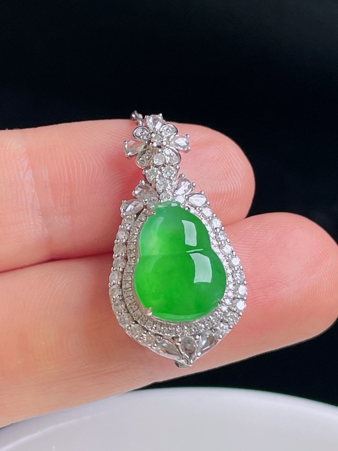 冰绿葫芦，18k镶嵌，老种起光，细底通透，尺寸：30/18/9.9mm0829