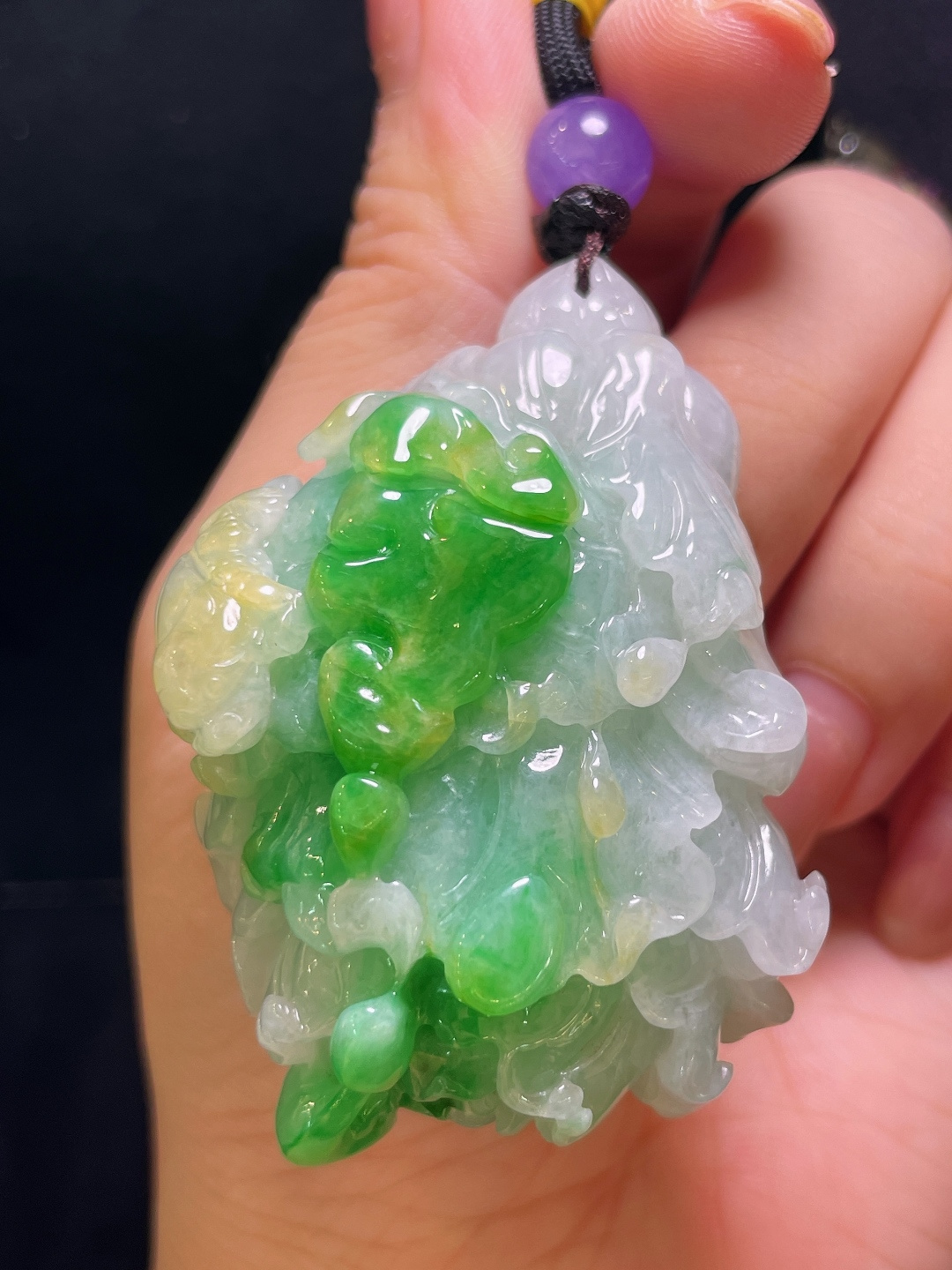 翡翠A货 白菜吊坠，阳绿色，料子冰润细腻，种老起光，上身佩戴效果很好，尺寸如图，59.7-39-2