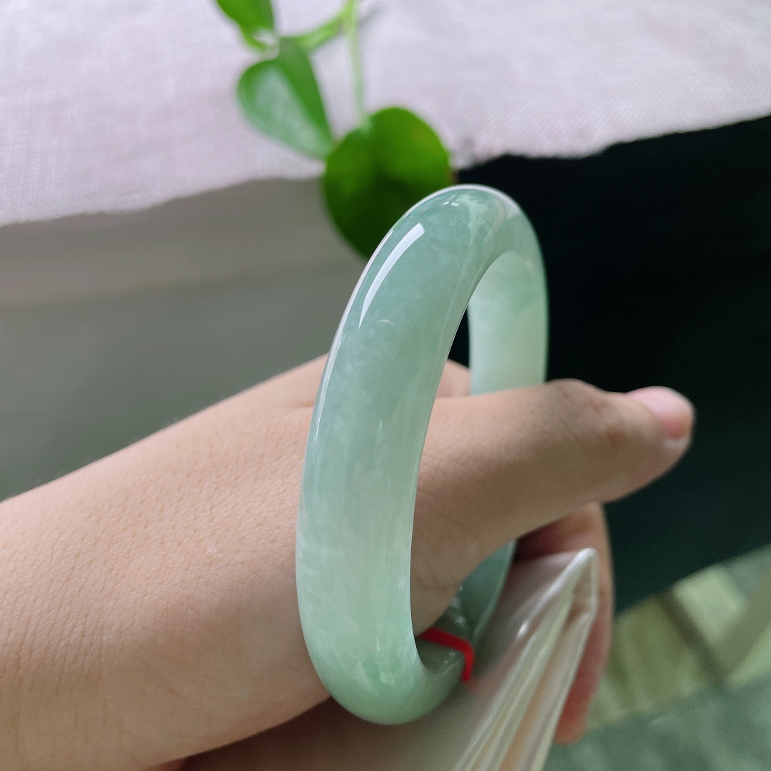 绿底正圈，无裂，简约素圈款式，干净素雅，褪去浮华，举手投足清爽舒适，尽显温柔温婉的气质。ss56401a