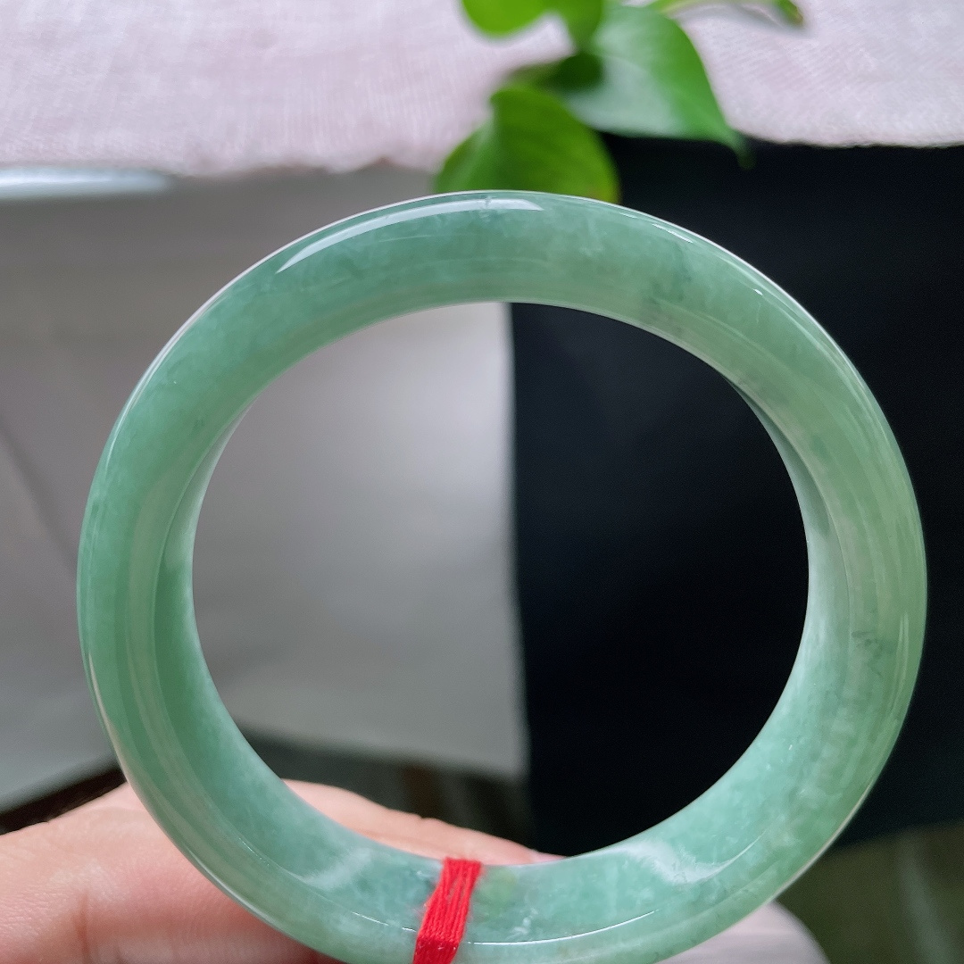 绿底正圈，晶体感，一镯晴水含翠色，清风入玉沁人心脾。ss55752a。
