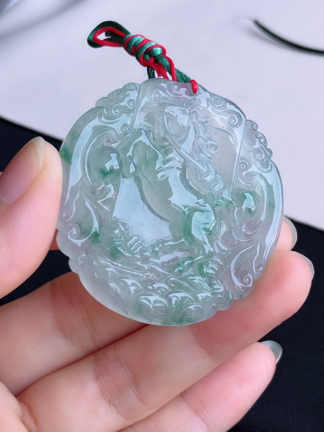 冰飘花生肖马牌，晶莹剔透，花色清爽，尺寸50.5/48.5/6.5/自然光实拍