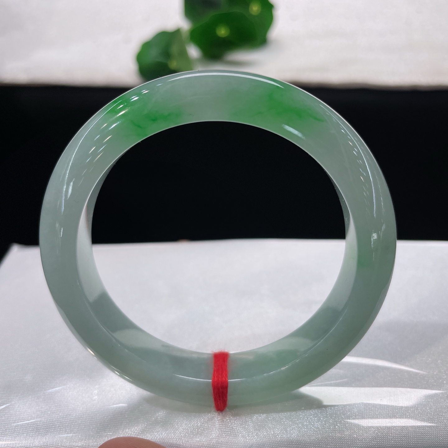 翡翠手镯 圈口55.5/11.8/9.0，白底青正圈，55/56可戴，凝一抹鲜活阳绿，清润如水，腕间