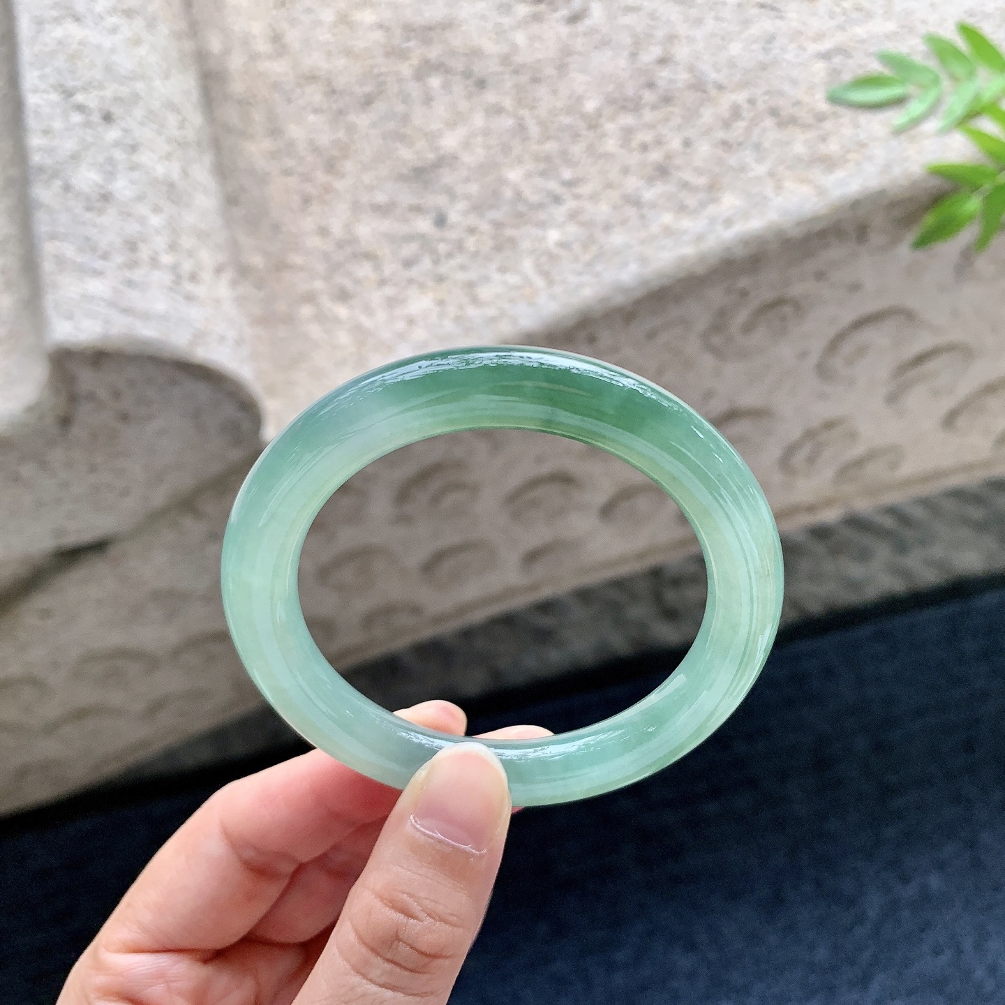 圆条52 53，圈口53.3/9.4/9.4，编码G6083103，糯冰飘油绿，水润，种老，细腻，无裂。