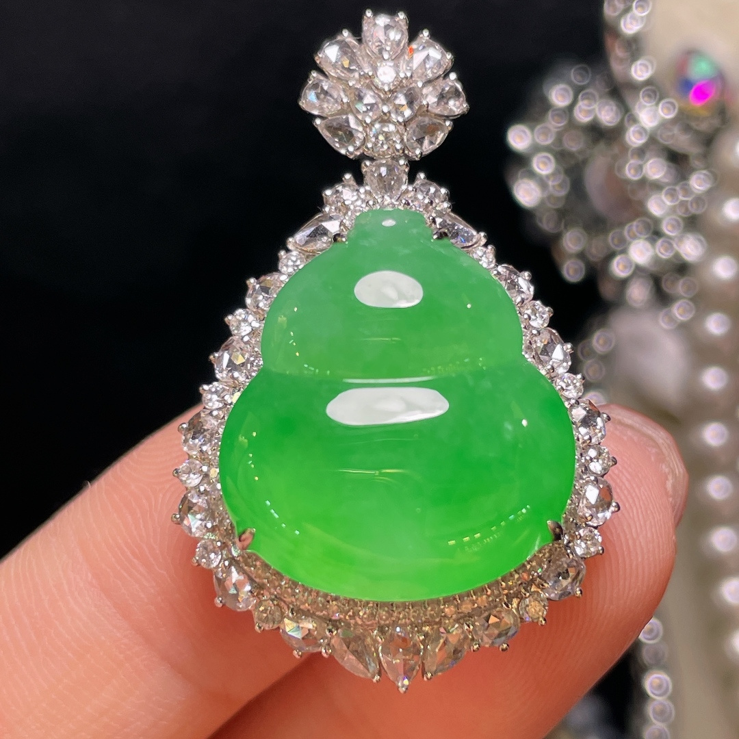 翡翠A货 葫芦吊坠，阳绿满色，料子冰润细腻，种老起光，18k金镶真钻，上身佩戴效果很好36-23.1-13.5裸石19.5-17.6-4.8