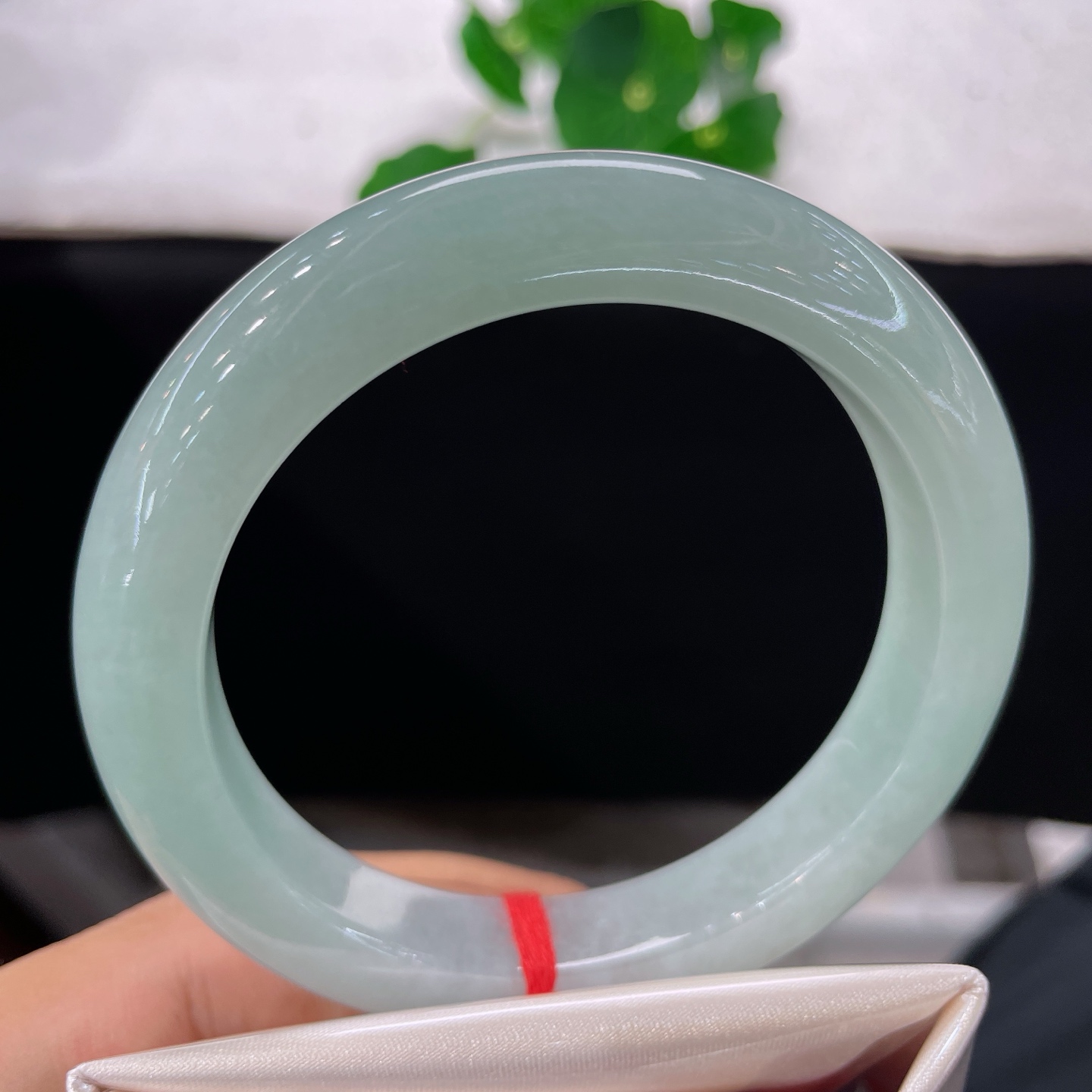 圈口60/12/10，晴底正圈，59/60可戴，仿若山涧凝泉，质地清润澄澈。底色柔和淡雅。无裂。