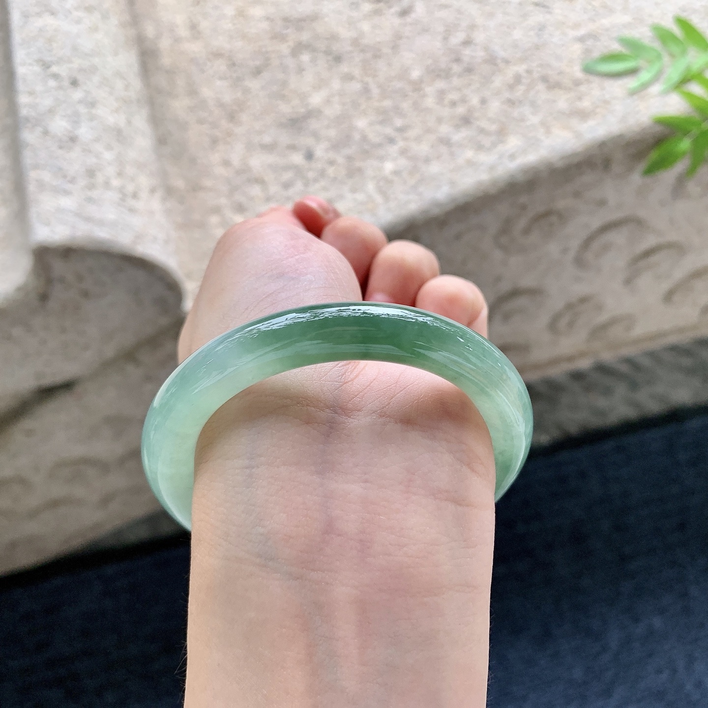 圆条52 53，圈口53.3/9.4/9.4，编码G6083103，糯冰飘油绿，水润，种老，细腻，无裂。